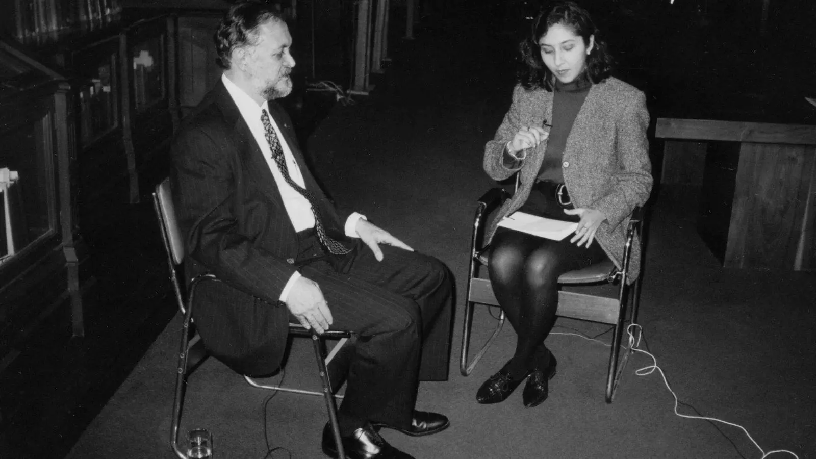 Maritza Garcia entrevistant el Premi Nobel de Química Mario Molina, el 1995