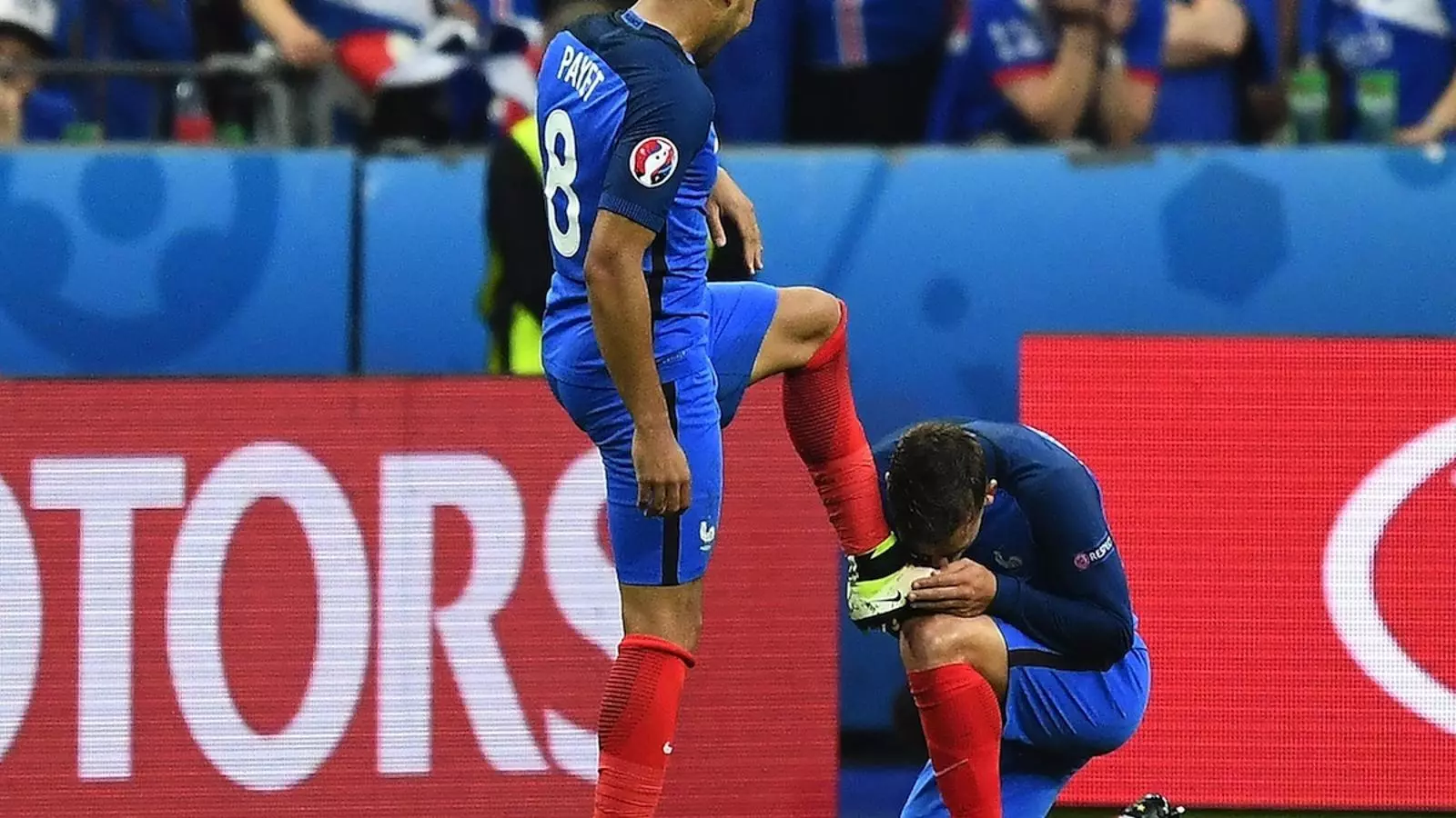 Griezmann besa la bota de Payet