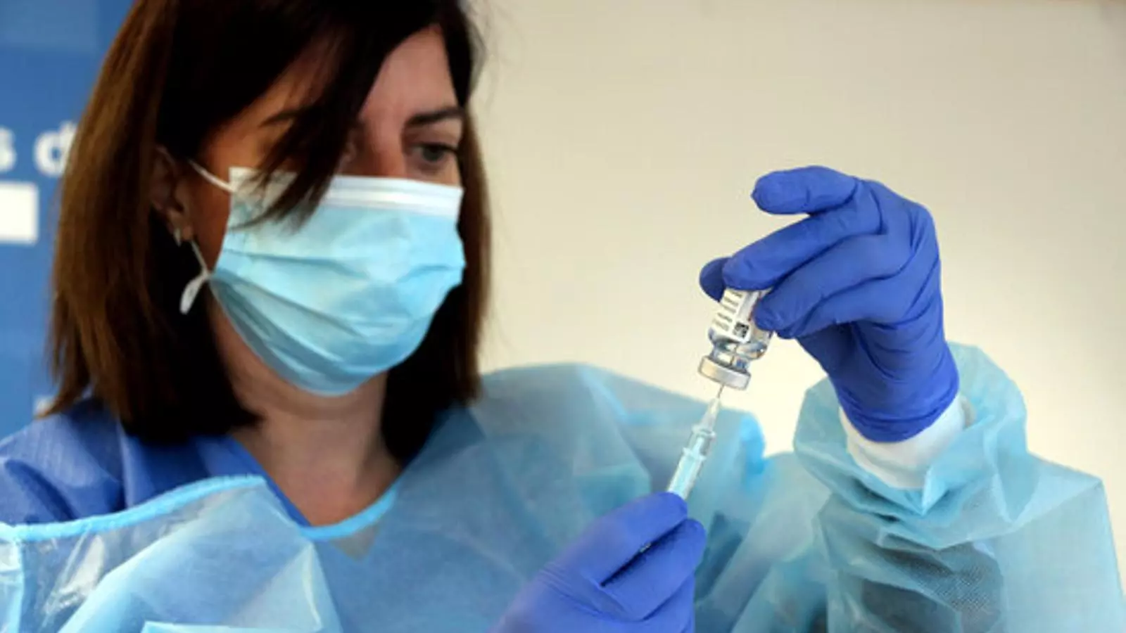 Una infermera prepara una dosi d'un vaccí.