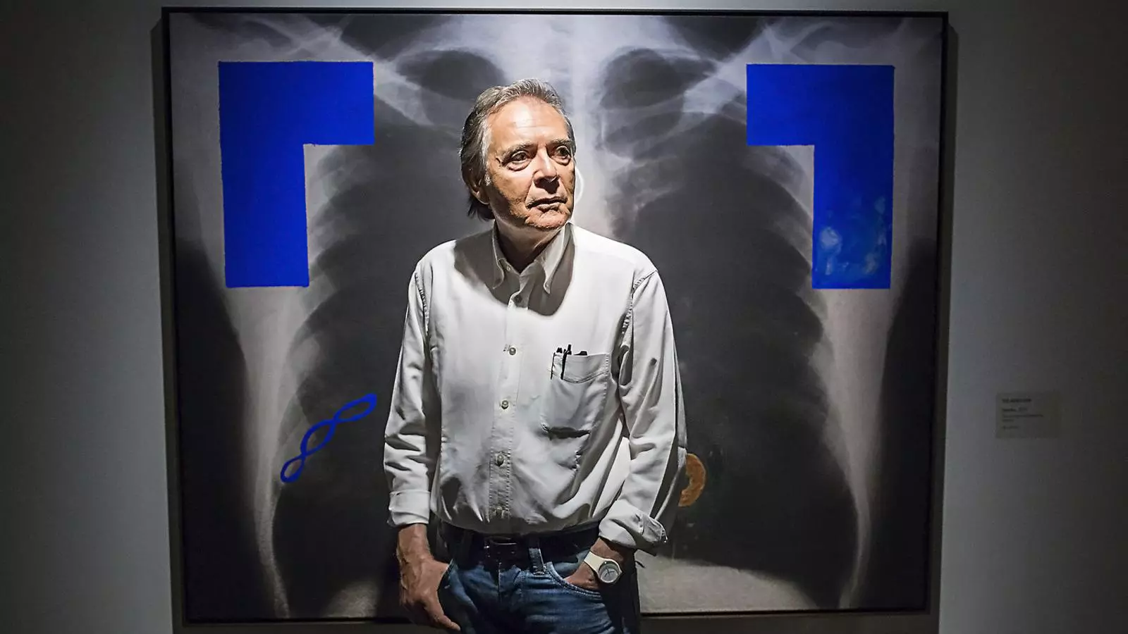 Joan-Pere Viladecans davant de l’obra Interior, datada del 2015. El punt de partida del quadre és una radiografia reproduïda digitalment damunt la tela. El públic trepitjarà els dibuixos d’Iglesias.