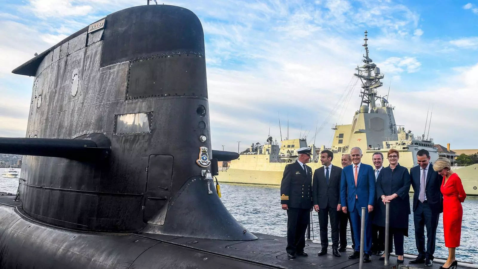 Emmanuel Macron i el primer ministre australià Malcolm Turnbull de peu a la coberta del HMAS Waller,