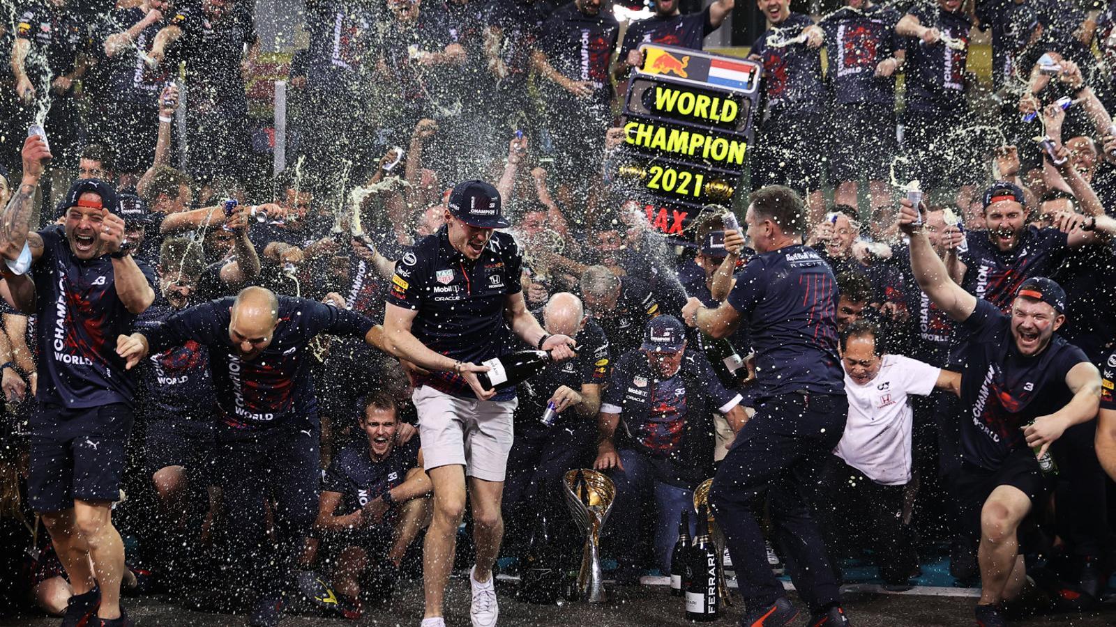 Max Verstappen, al centre, celebrant amb l’equip Red Bull el Mundial de Fórmula 1.