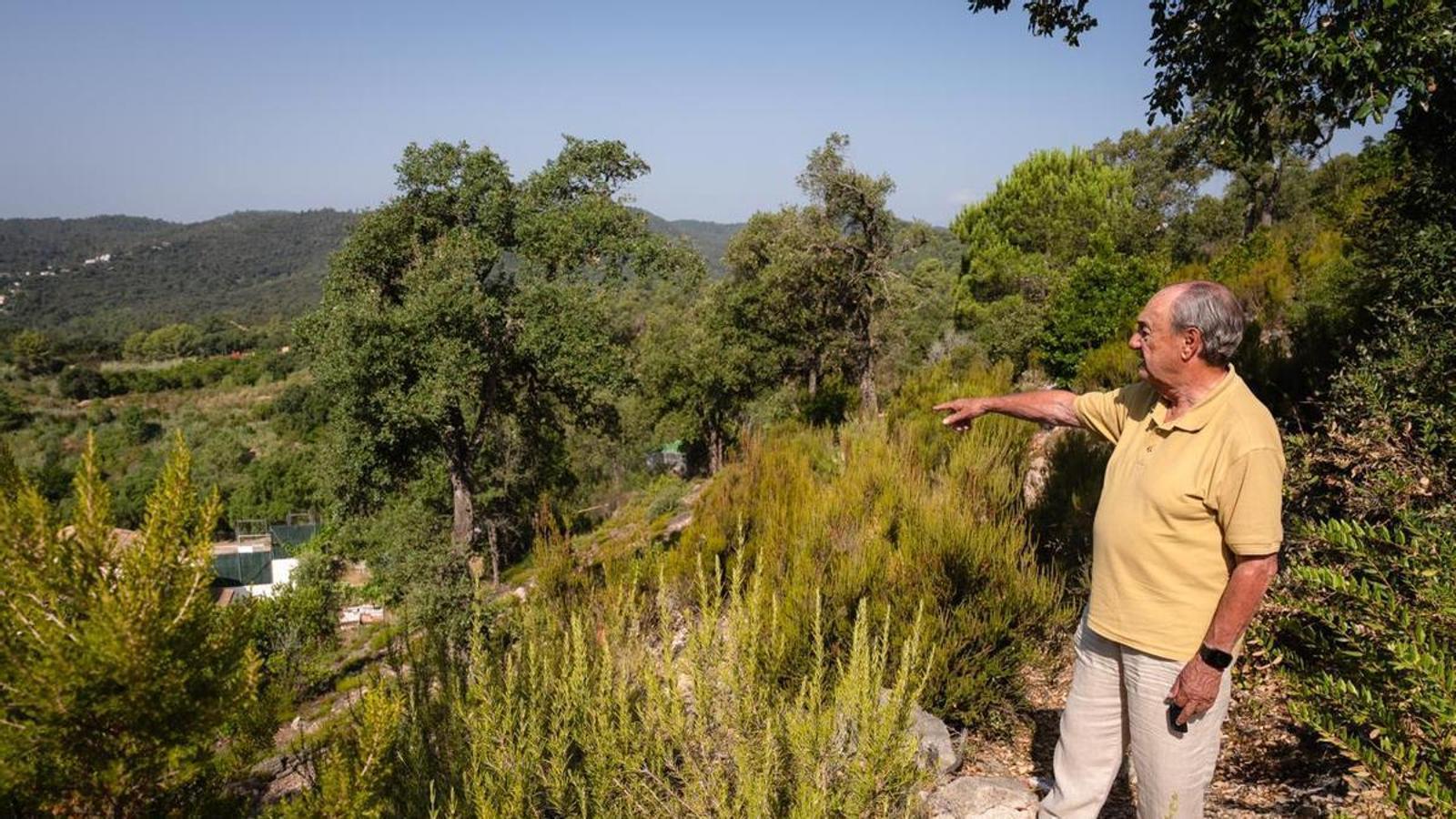 Jordi Martínez, jefe de los bomberos voluntarios de Lloret de Mar en 1979, en el punto por donde bajaron las víctimas del incendio.