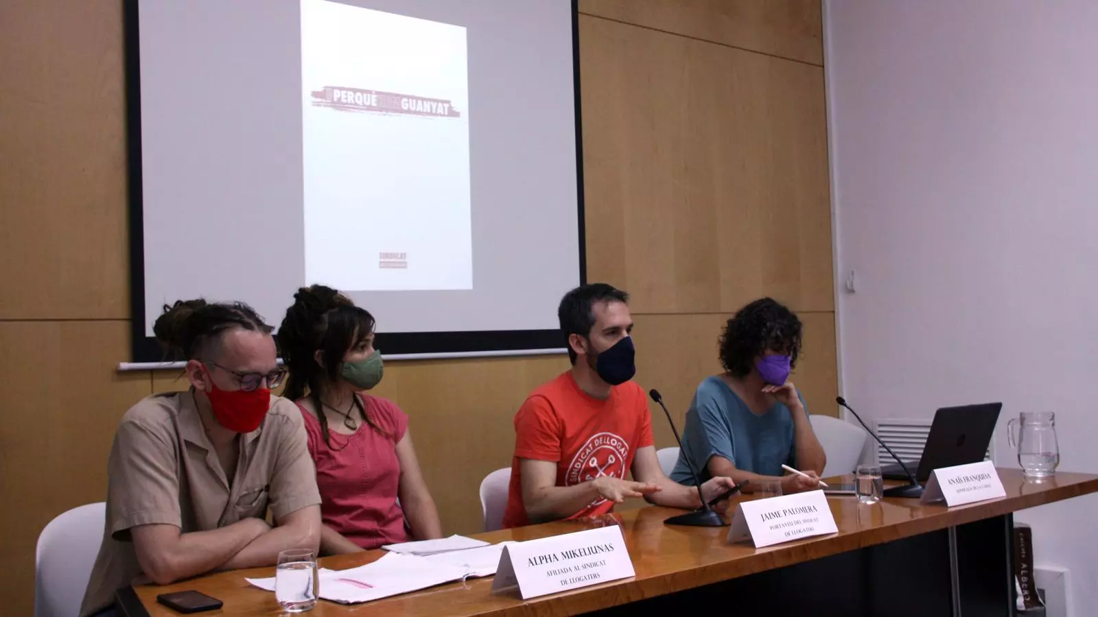 L'Alpha i el Fran acompanyats del portaveu del Sindicat de Llogaters, Jaime Palomera, i l'advocada Anaïs Franquesa, durant la roda de premsa.