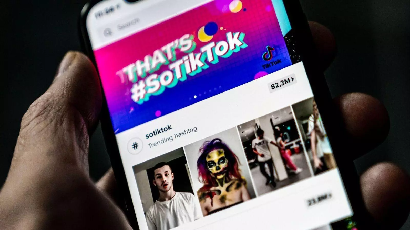 Una persona mirando TikTok