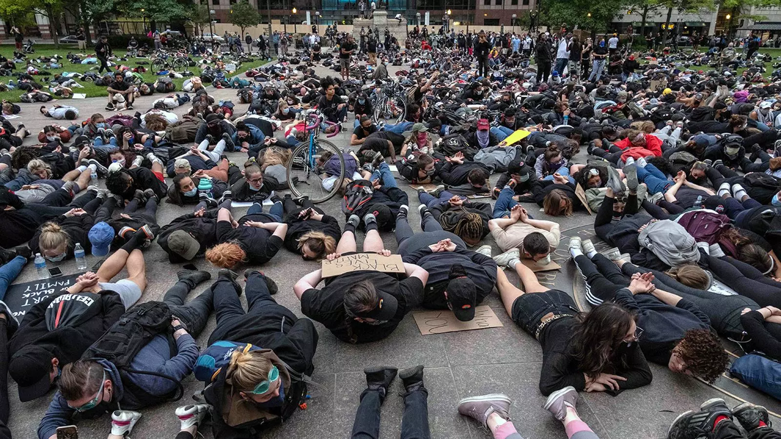 Els manifestants adopten la postura de la detenció i reducció de George Floyd a Columbus, Ohio