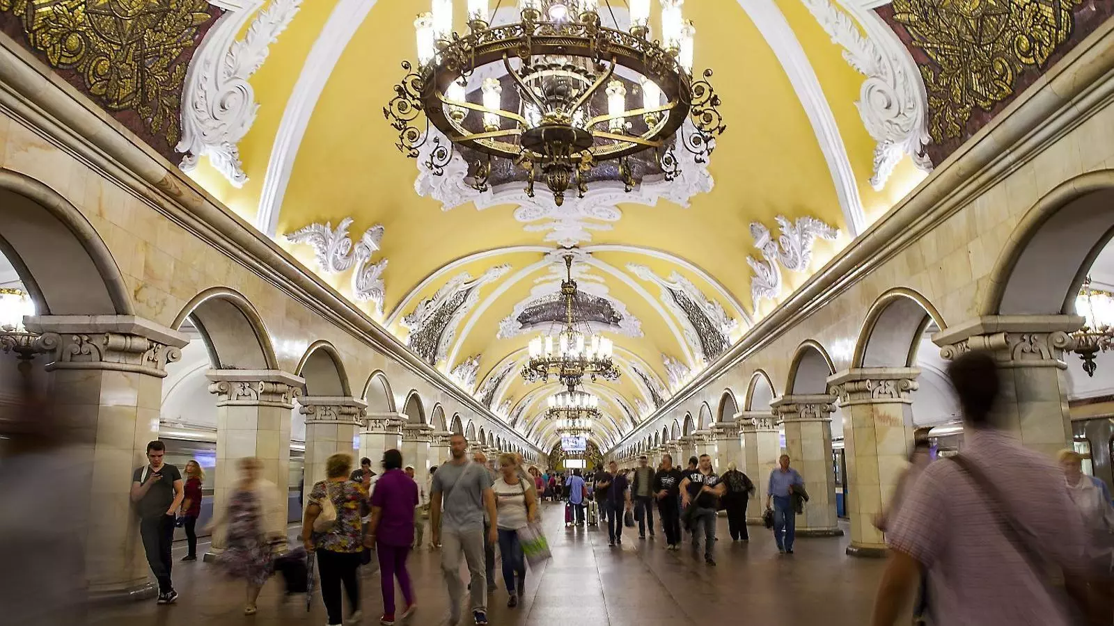 A baix, el Bunquer 42, una instal·lació que ara es pot visitar amb reserva prèvia i que connecta amb el metro. A dalt, l’espectacular estació Komsomolskaia del suburbà moscovita. A la superfície, el que veu el turista de Moscou és ben bé un decorat per als turistes. A dalt, la Torre del Salvador, la principal porta d’entrada al Kremlin des de la plaça Roja. El nom no fa referència a una ideologia política sinó que roigés un terme que en rus antic vol dir bonic. A baix, sortida del metro per anar al llegendari carrer Arbat, el primer que es va tancar a la circulació dels cotxes a la capital russa i que ha passat de ser cau d’artistes i artesans a convertir-se en el centre dels souvenirs kitsch, una mena de Rambla moscovita que atreu els visitants per les seves botigues i els seus edificis històrics. A dalt a l’esquerra, la tomba de Stalin a la part exterior de les muralles del Kremlin i darrere del mausoleu de Lenin, amb qui va compartir espai -també l’havien momificat- durant vuit anys, entre el 1953 i el 1961, fins que Nikita Khrusxov el va fer retirar i el va situar als corredors exteriors on també hi ha enterrats altres membres de la nomenklatura. Al costat, la tomba de Nikita Khrusxov al cementiri de Novodiévitxi. El seu successor, Leonid Bréjnev, no va deixar que l’enterressin a la plaça Roja, entre altres coses, per la seva política anti-Stalin. A baix, la tomba de Borís Ieltsin, tant kitsch en mort com en vida.
