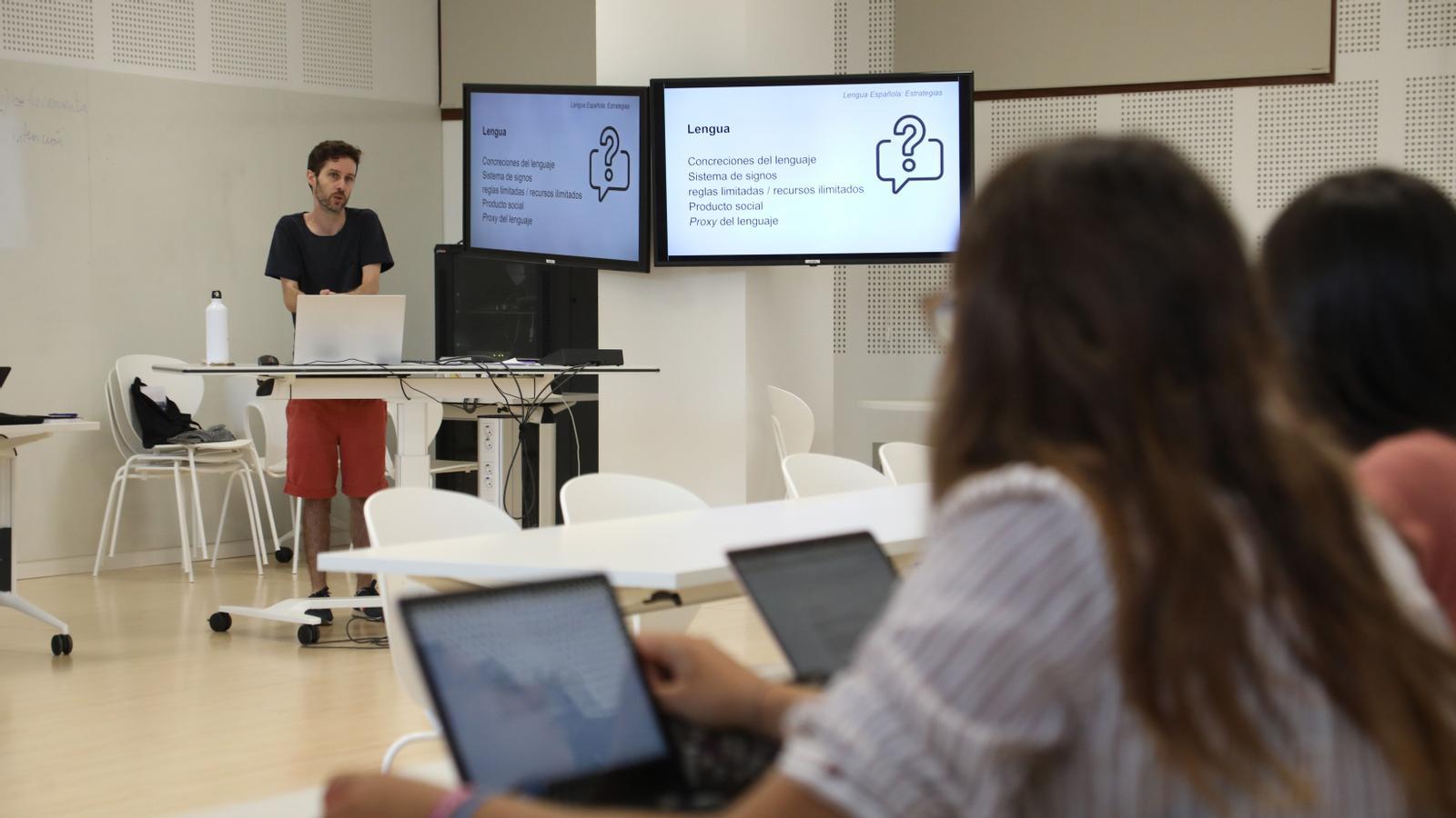 Alumnos en una clase de la Facultad de Educación de la UIB.