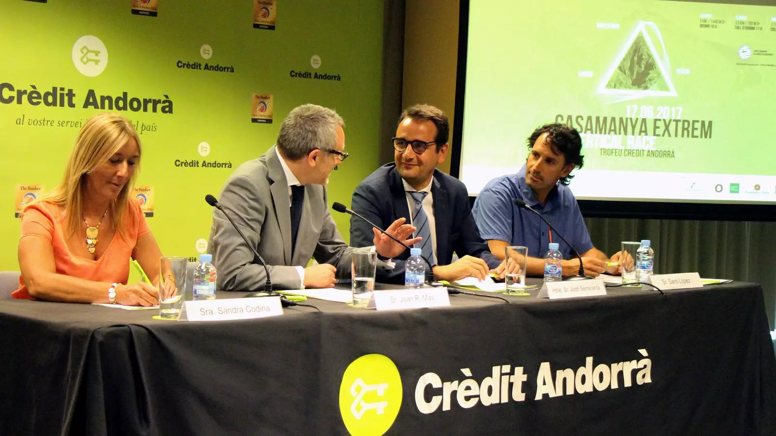 La presidenta de l'Esquí Club Ordino-Arcalís (ECOA), Sandra Codina; el director de màrqueting i nous canals de Crèdit Andorrà, Joan Ramon Mas; el conseller de Turisme i Esports del comú d'Ordino, Jordi Serracanta; i el director tècnic de l'ECOA, Santi López, presenten el Casamanya Extrem. / C.G. (ANA)