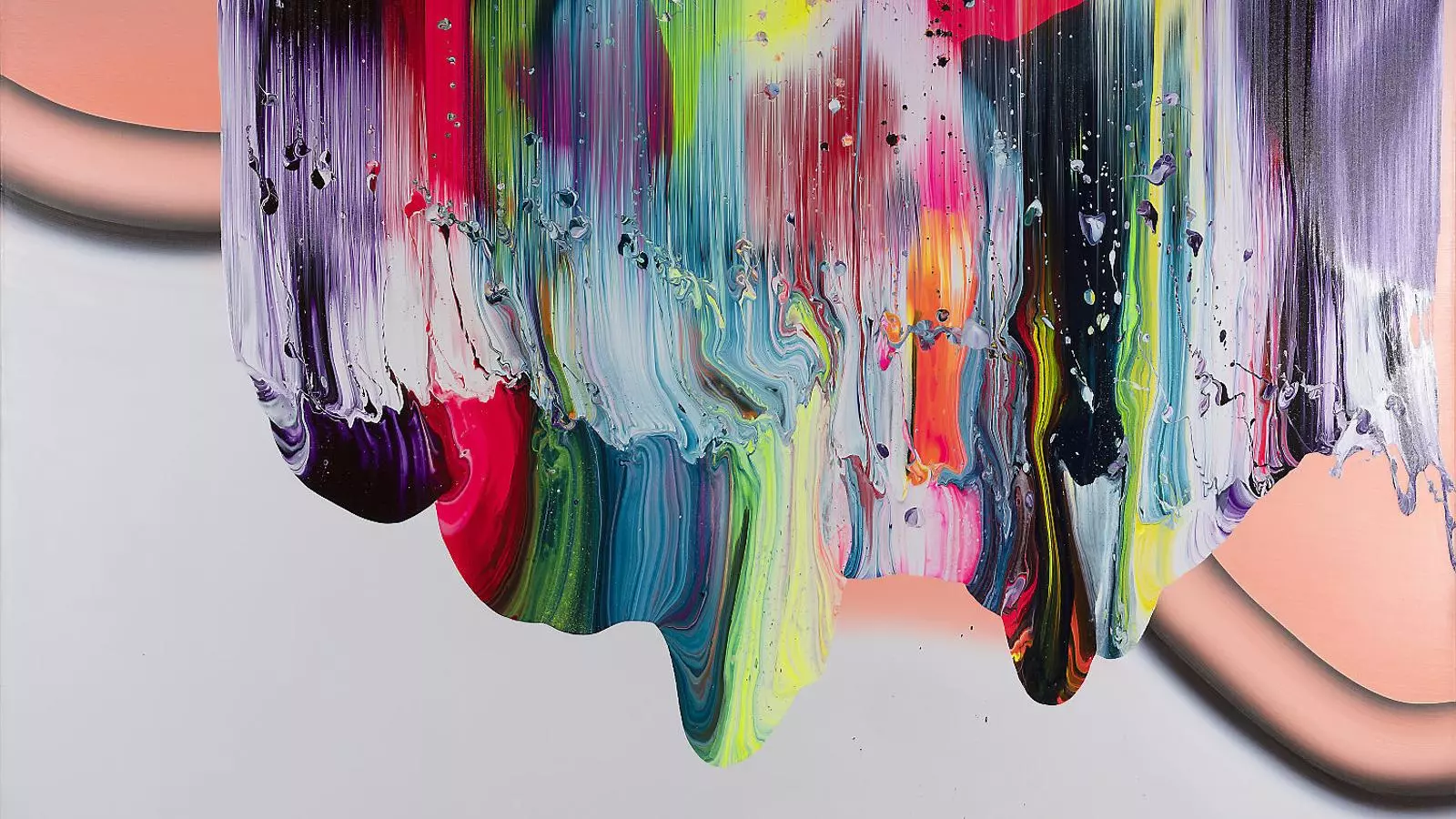 Les pintures de gran format de Yago Hortal són el reflex de les convulsions de la societat contemporània. D’una banda, l’artista vol transmetre la velocitat vertiginosa del món d’avui. De l’altra, la pintura gairebé sobrepassa les dues dimensions i es converteix en una massa corpòria. La producció d’Hortal és considerada un pas endavant en la tradició històrica de l’abstracció, i el mateix artista defineix la seva manera de treballar com un “caos controlat”. Està previst que la Fundació Vila Casas li dediqui una exposició pròximament.