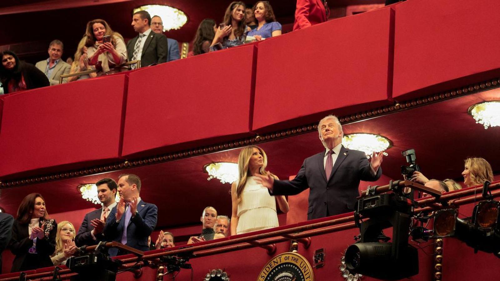 El presidente de los Estados Unidos, Donald Trump, y la primera dama, Melania Trump, asisten a la noche de estreno de "Chicago" en el John F. Kennedy Memorial Center for the Performing Arts, rebautizado por la administración Trump como The Donald J. Trump and The John F. Kennedy Memorial Center for the Performing Arts, en Washington, D.C., EE. UU., el 31 de marzo de 2026.