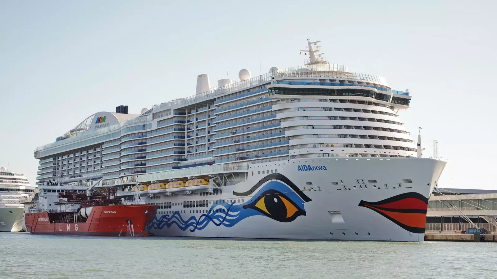 El creuer AIDAnova atracat al Port de Barcelona