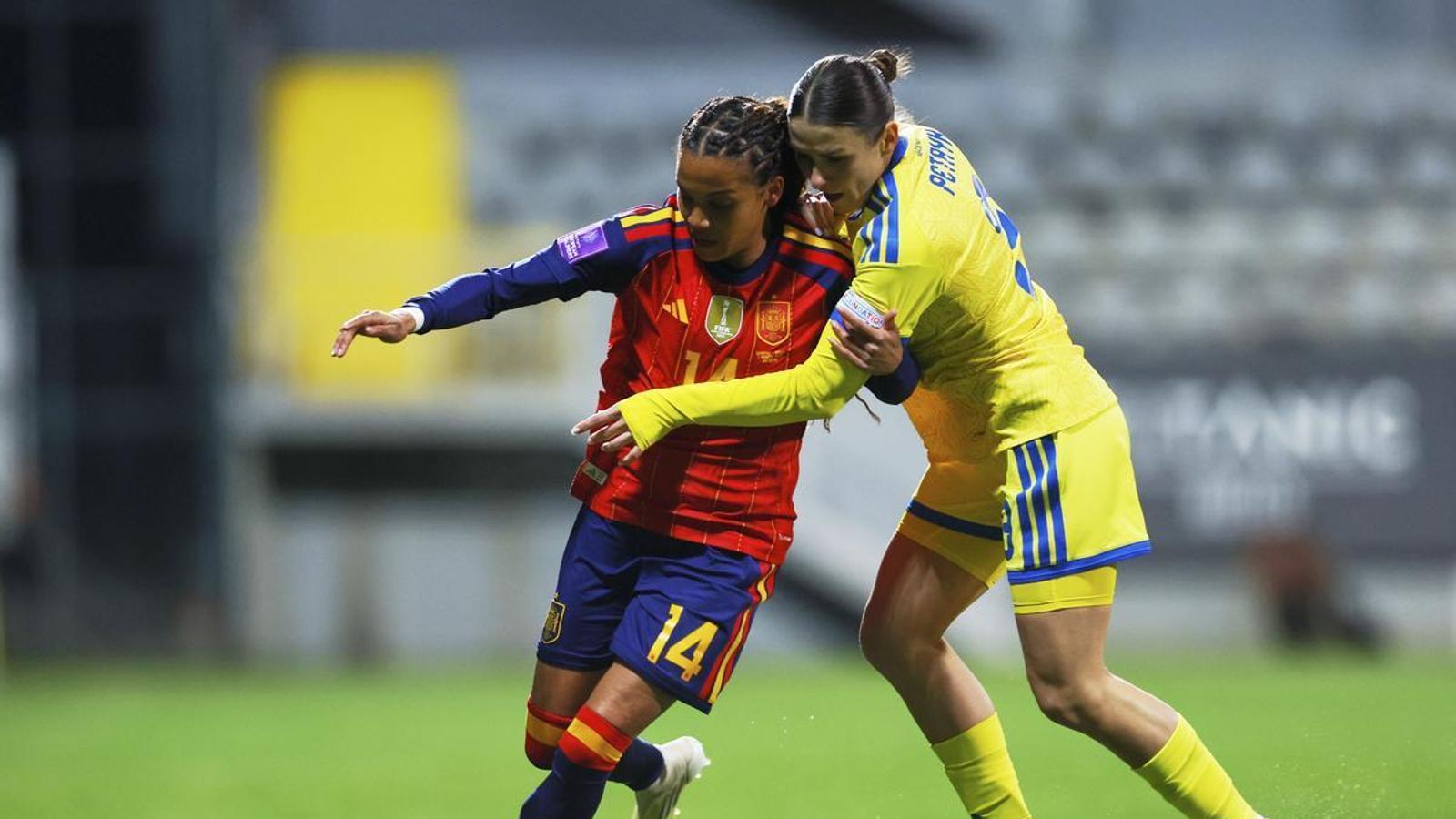 Vicky López en una pugna con una jugadora ucraniana