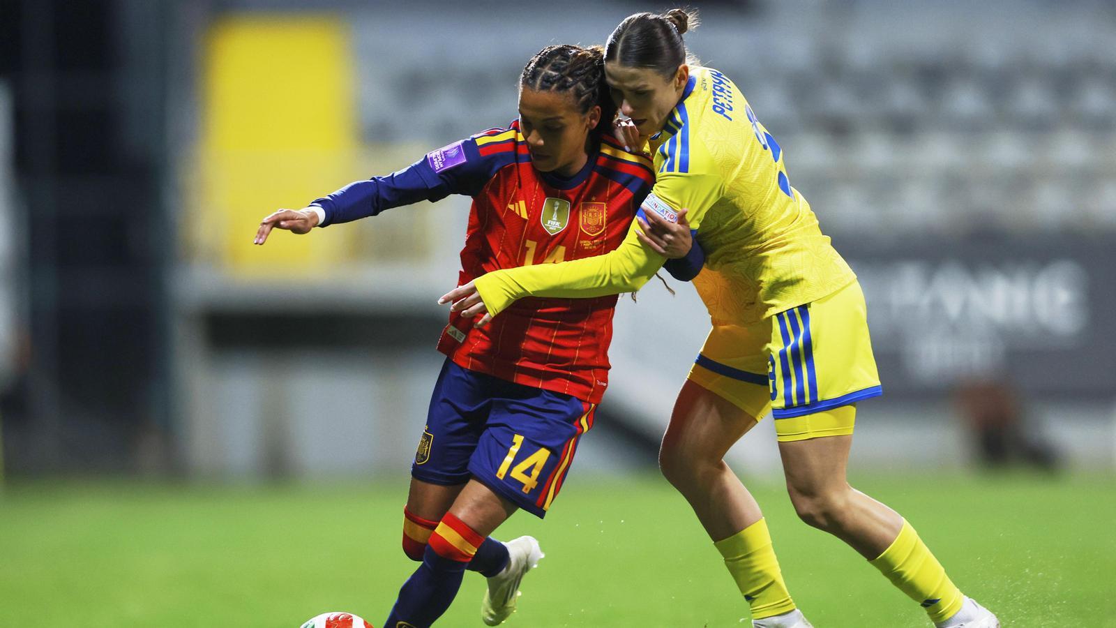 Vicky López en una pugna amb una jugadora ucraïnesa