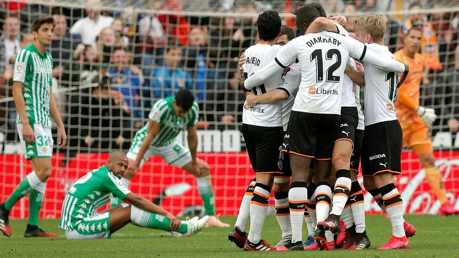 El València celebra el primer gol contra el Betis