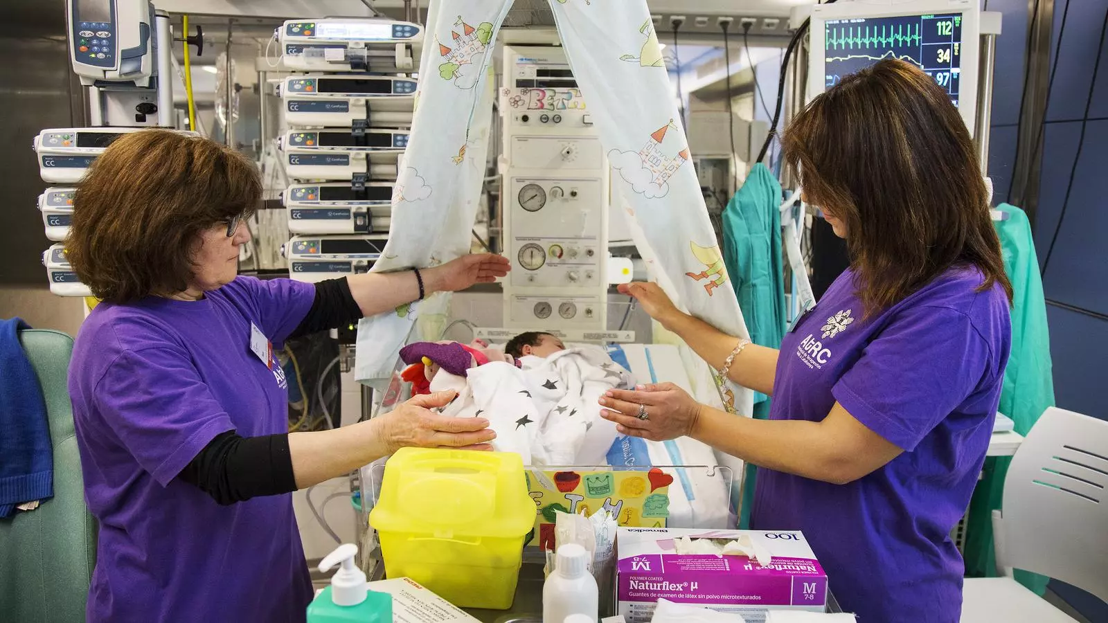Una sessió de reiki a la unitat de neonats de l'Hospital Vall d'Hebron de Barcelona