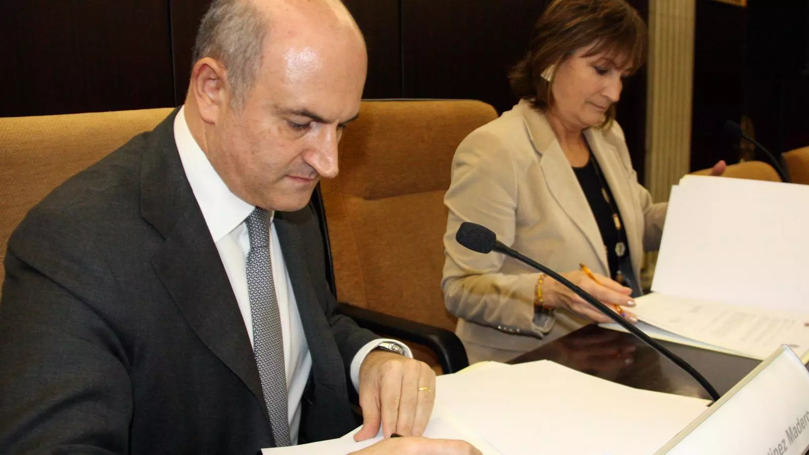 El director de l'OAC, Martínez Madero, i la fiscal superior de Catalunya, Teresa Compte, durant la signatura del conveni
