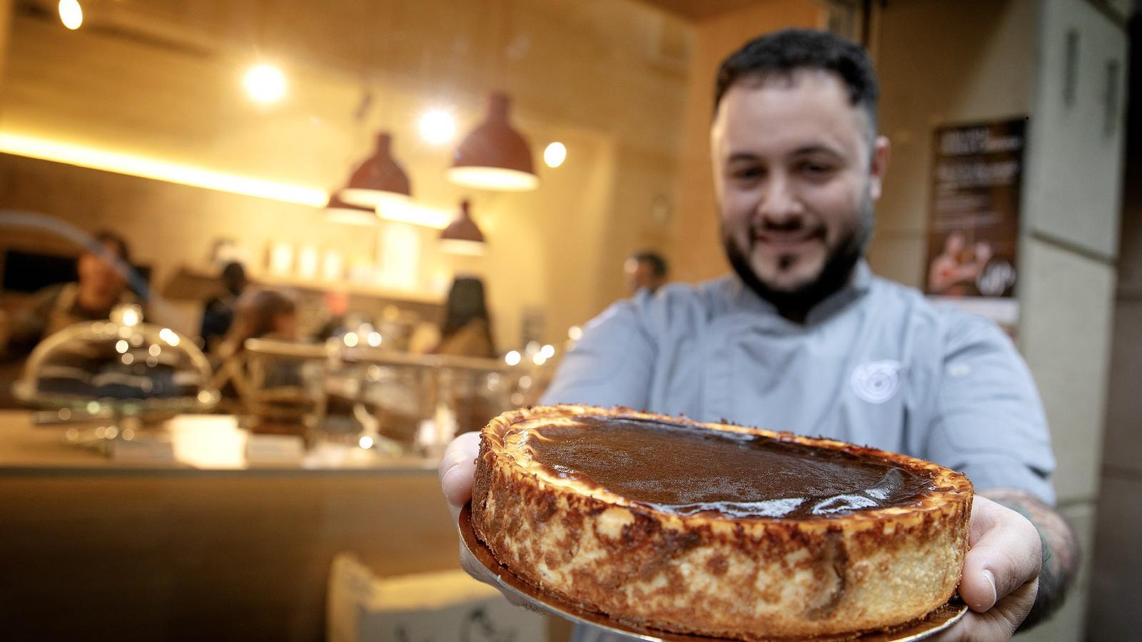 Jon Cake makes the best cheesecake in Catalonia according to the Làctium contest of Vic