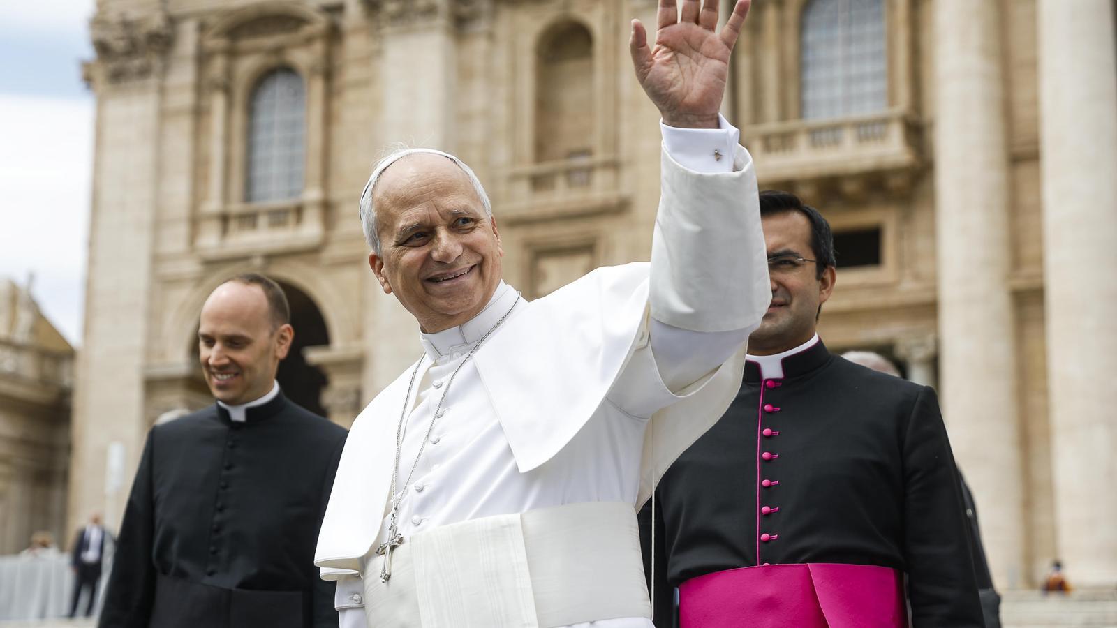 El Papa León XIV saluda durante su audiencia general semanal en la Plaza de San Pedro, Ciudad del Vaticano, hoy 06 de mayo de 2026.