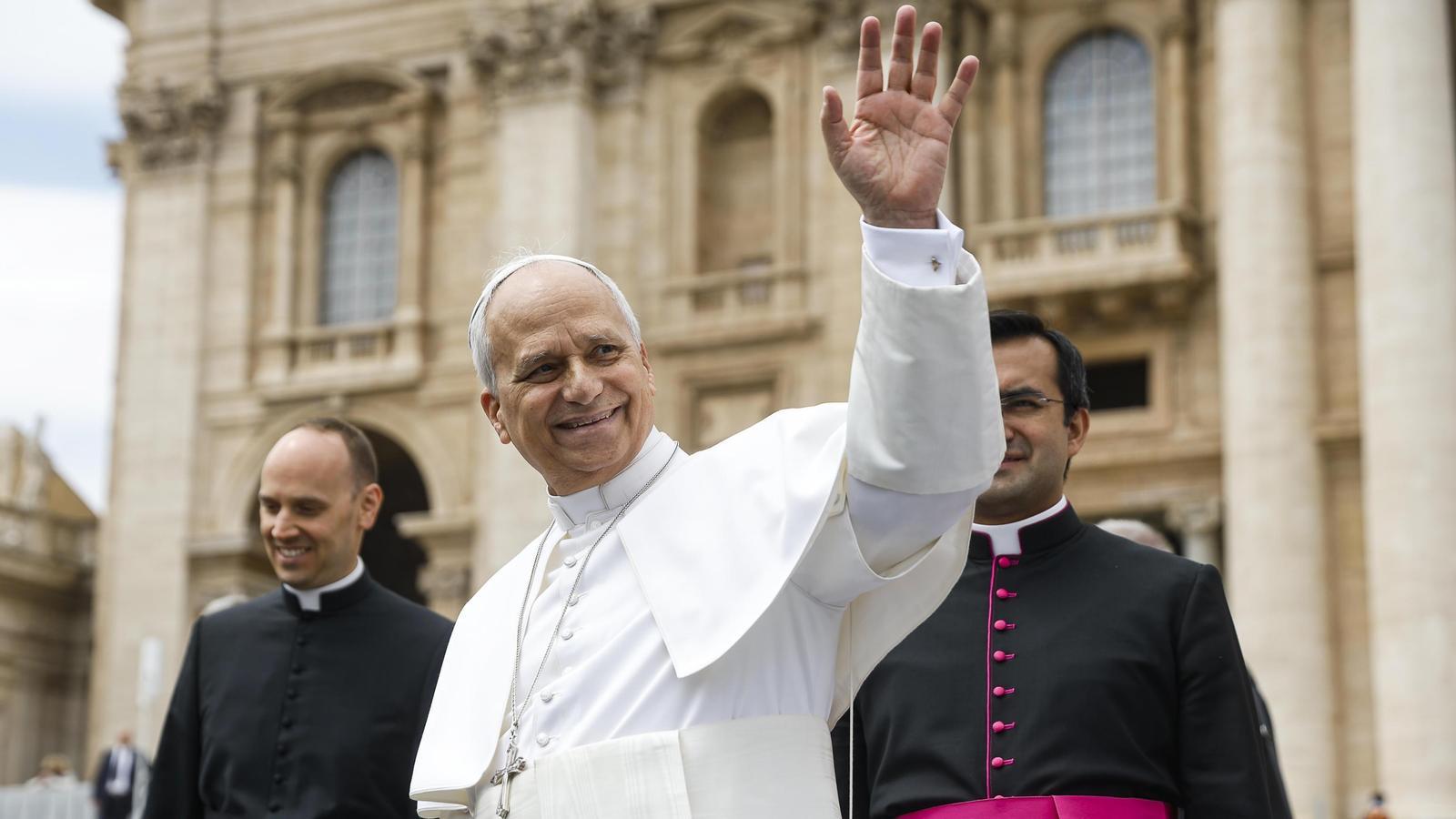 El Papa León XIV saluda durante su audiencia general semanal en la Plaza de San Pedro, Ciudad del Vaticano, hoy 06 de mayo de 2026.