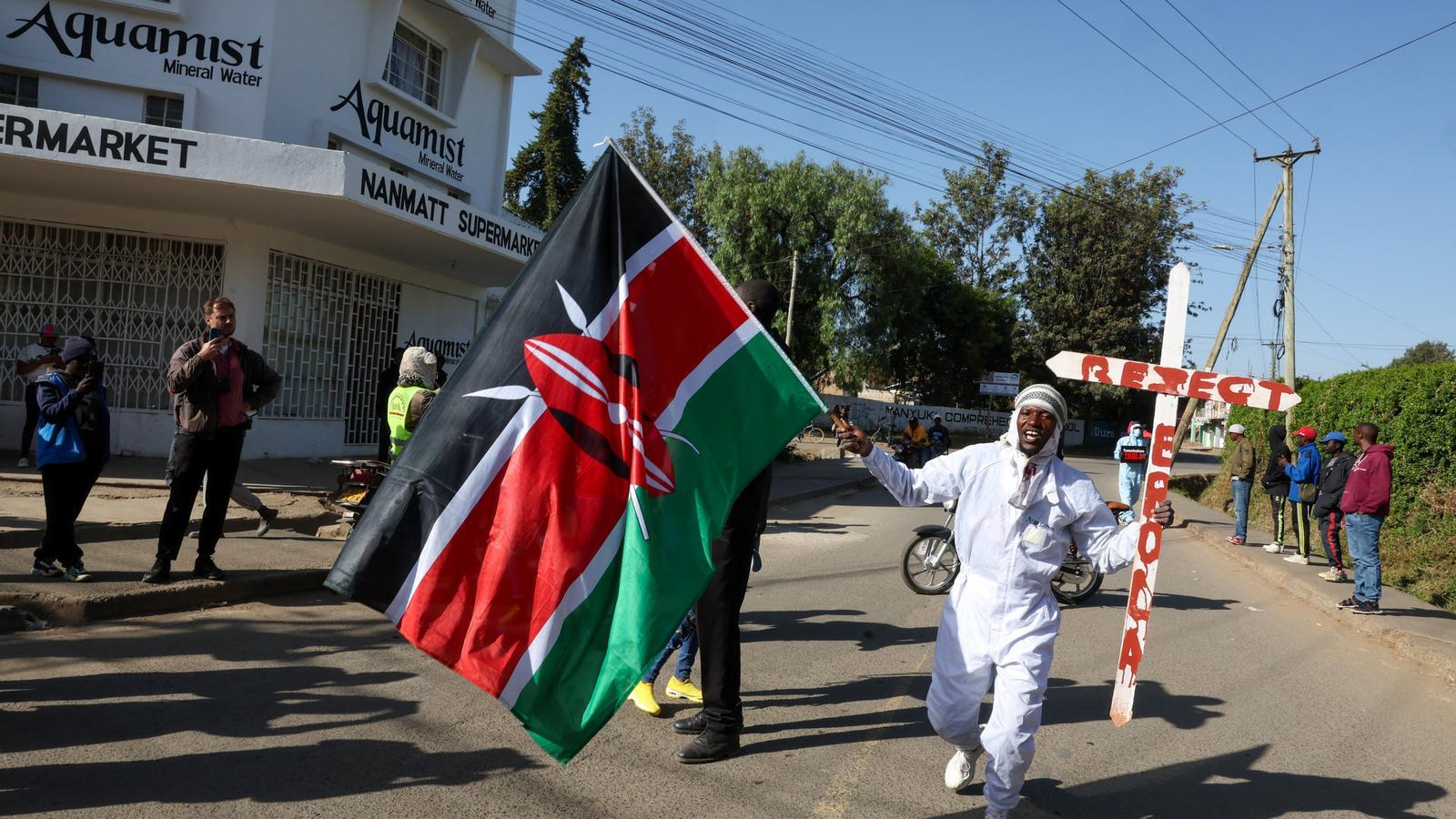 Protesta contra los planes de los EE.UU. de construir un centro de aislamiento en Kenia para los norteamericanos expuestos al Ébola, en Nanyuki, en Kenia.
