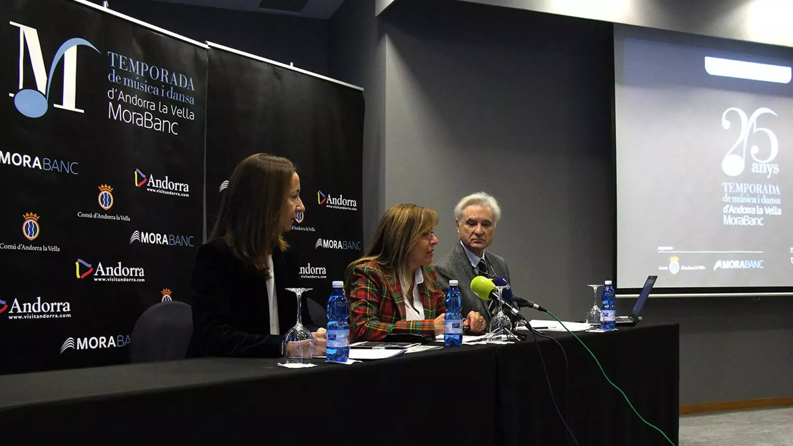 La directora general adjunta de MoraBanc, Gisela Villagordo; la cònsol major d’Andorra la Vella, Conxita Marsol, i el director artístic de la temporada, Josep Maria Escribano, durant la presentació de la 25a edició de la cita. / M. F. (ANA)