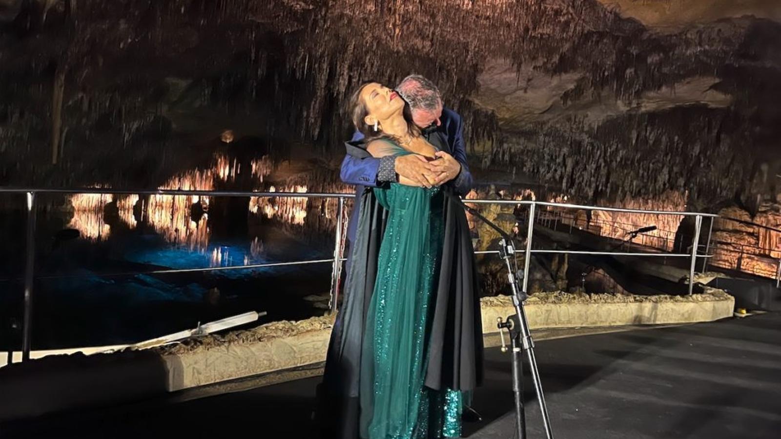 Òpera solidària sota terra a les Coves del Drach.