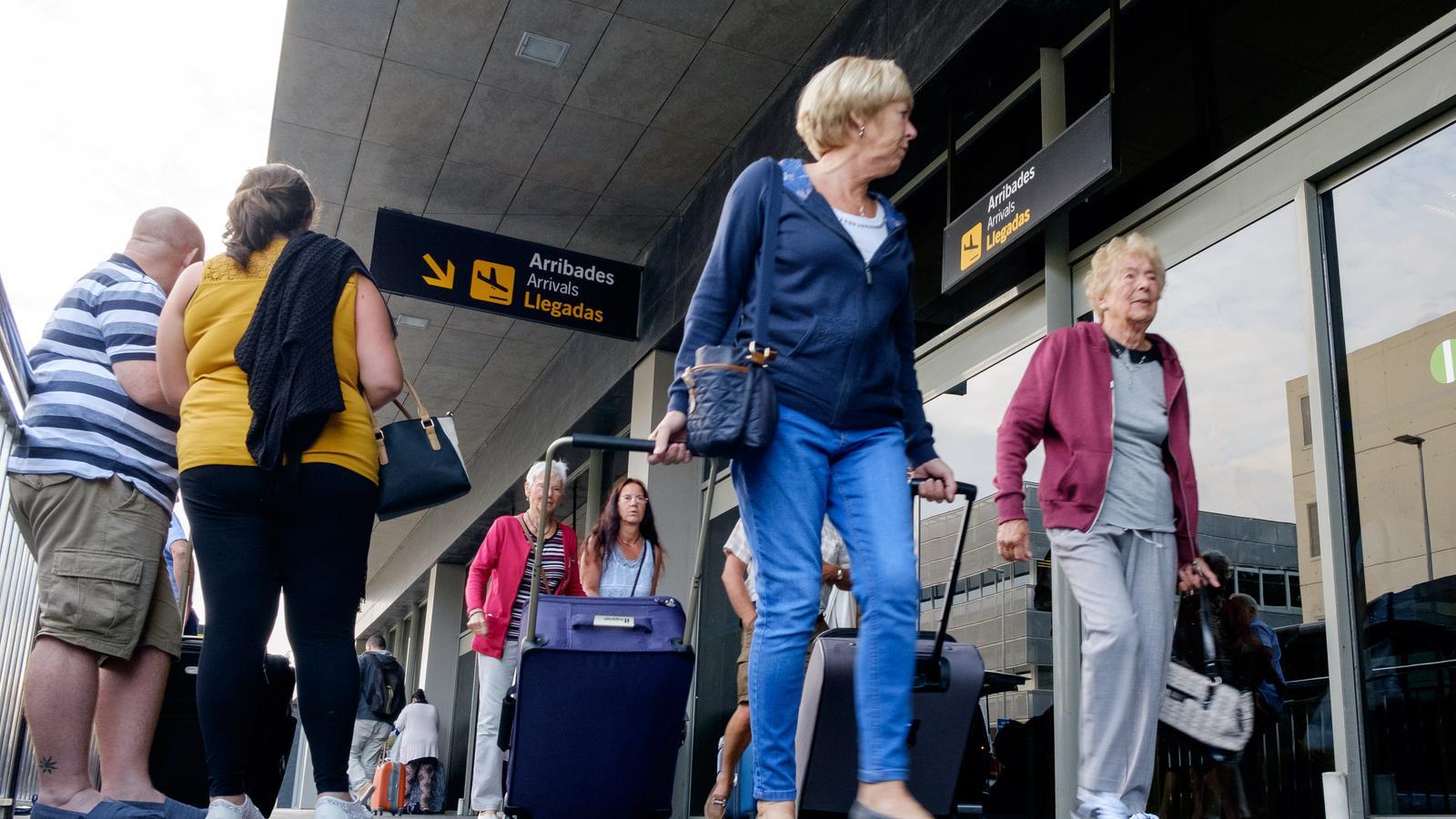 Diversos usuaris a l'aeroport de Girona, en una imatge d'arxiu