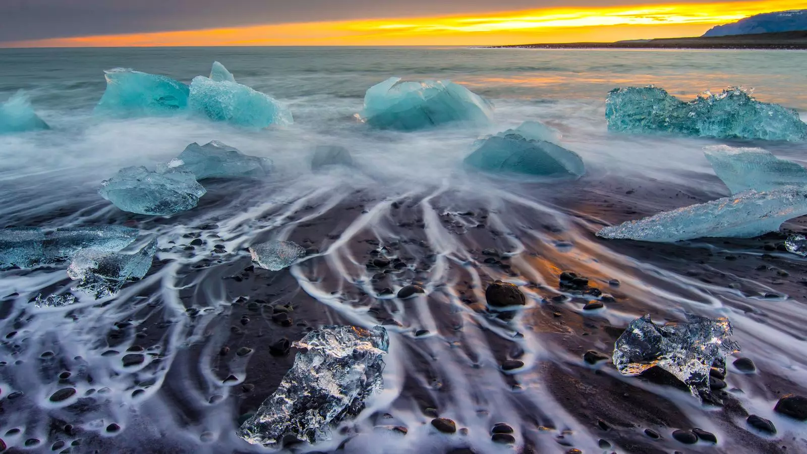 Un grup d'icebergs flotant a la costa sud d'Islàndia