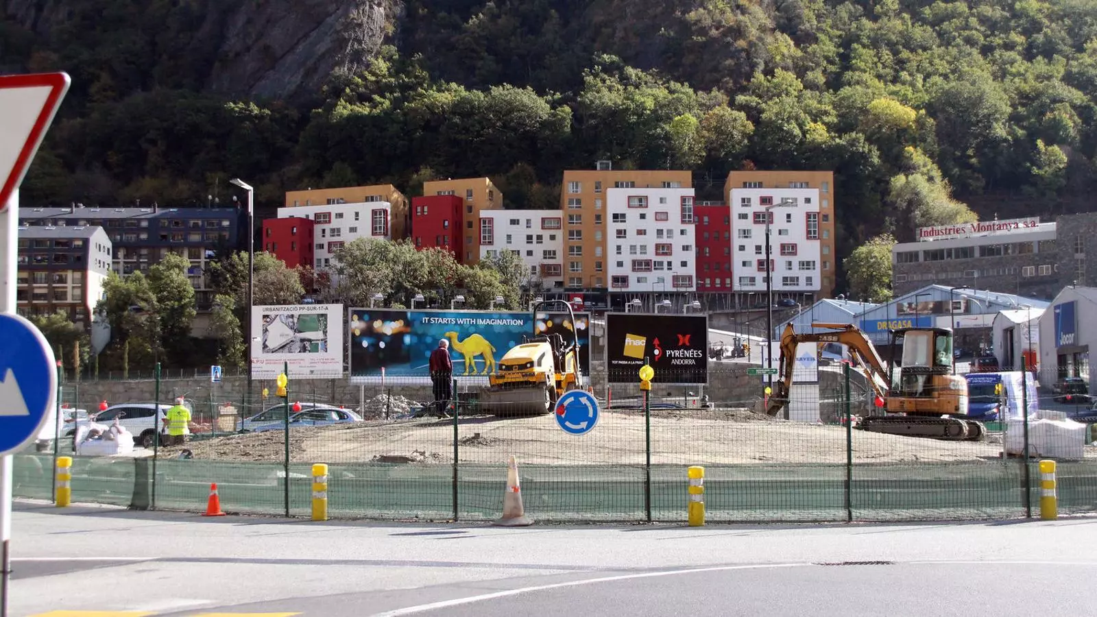 Les obres a la Borda Nova, amb el vial pràcticament enllestit. / C. G. (ANA)