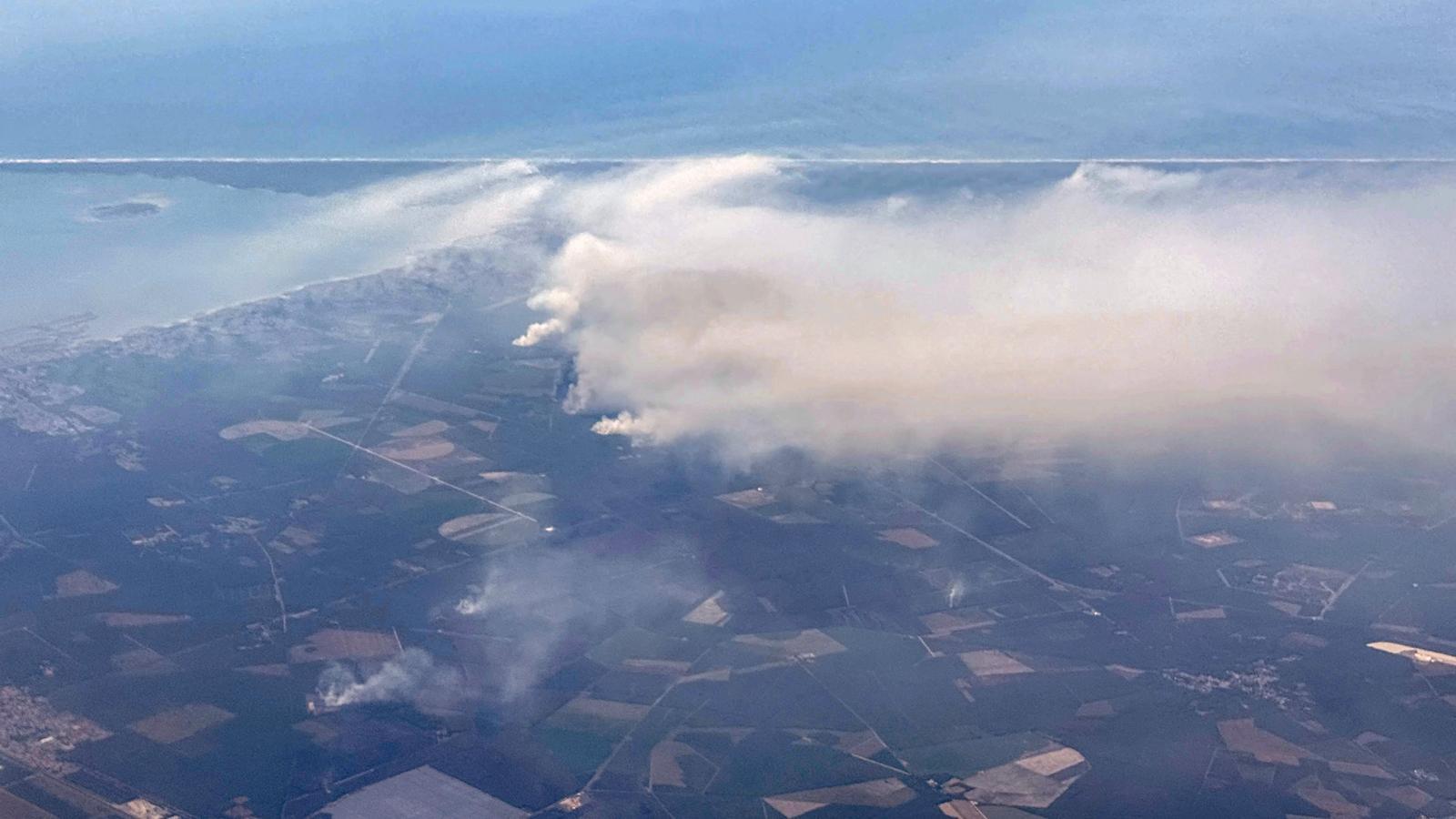 El humo se eleva a causa del incendio forestal en el departamento de la Gironda, Francia, en medio de condiciones de sequía y altas temperaturas.