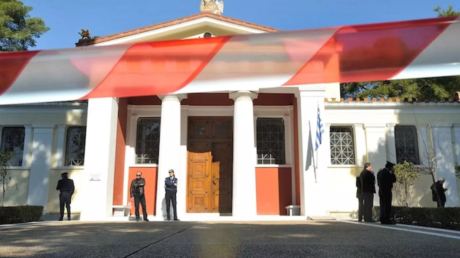 Imatge del cordó policial davant del Museu Arqueològic d'Olímpia, aquest divendres. / DIMITRIS PAPAIOANNOY / EFE