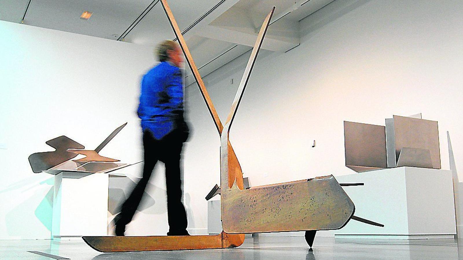 Malgrat que estan fetes de materials pesats com el ferro i l'alumini, els plans de les escultures de Palazuelo es despleguen com si haguessin d'alçar el vol.