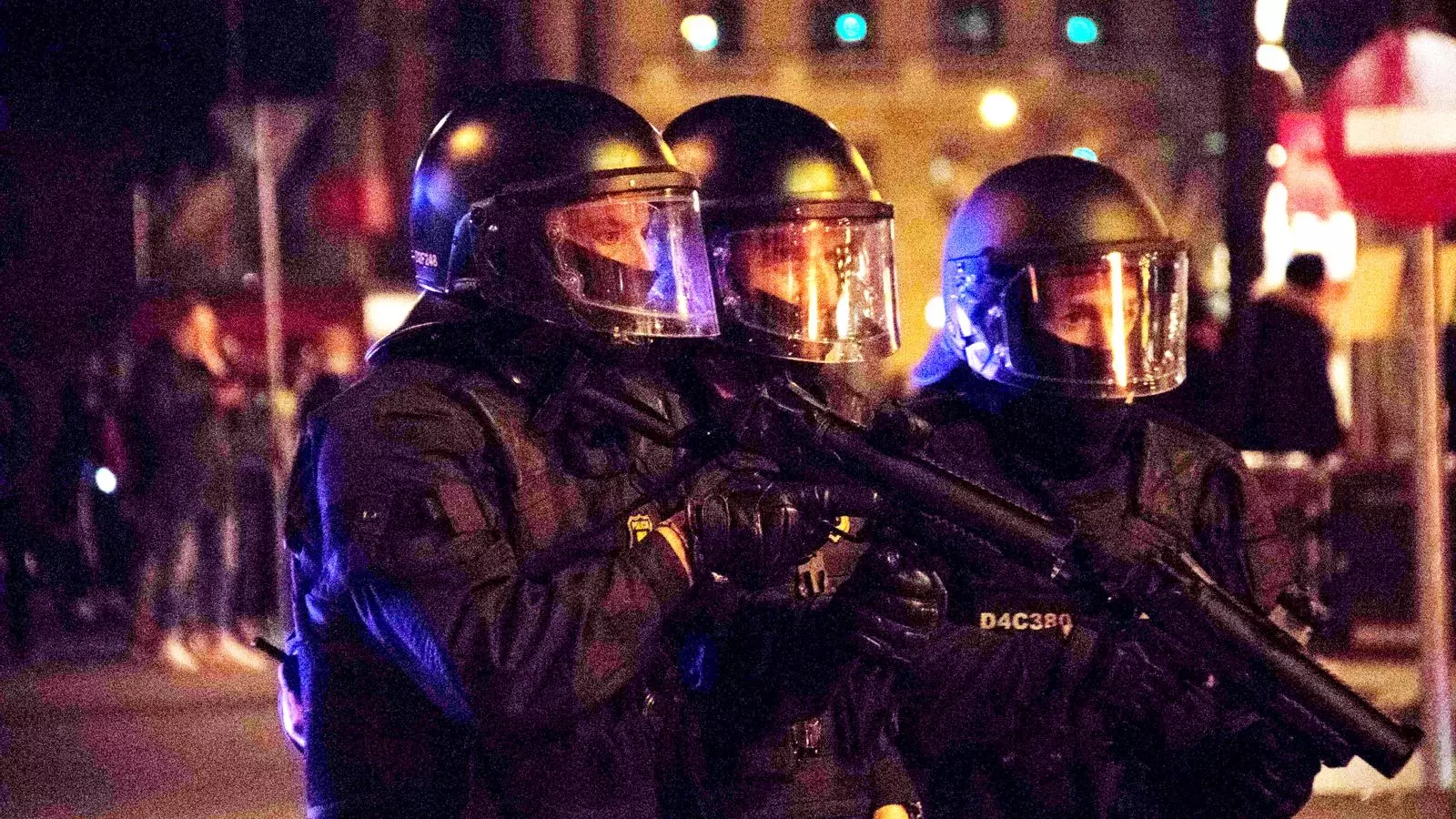 Agents del mossos d'Esquadra amb escopetes de foam durant els disturbis que protestaven per l'empresonament de Pablo Hasel