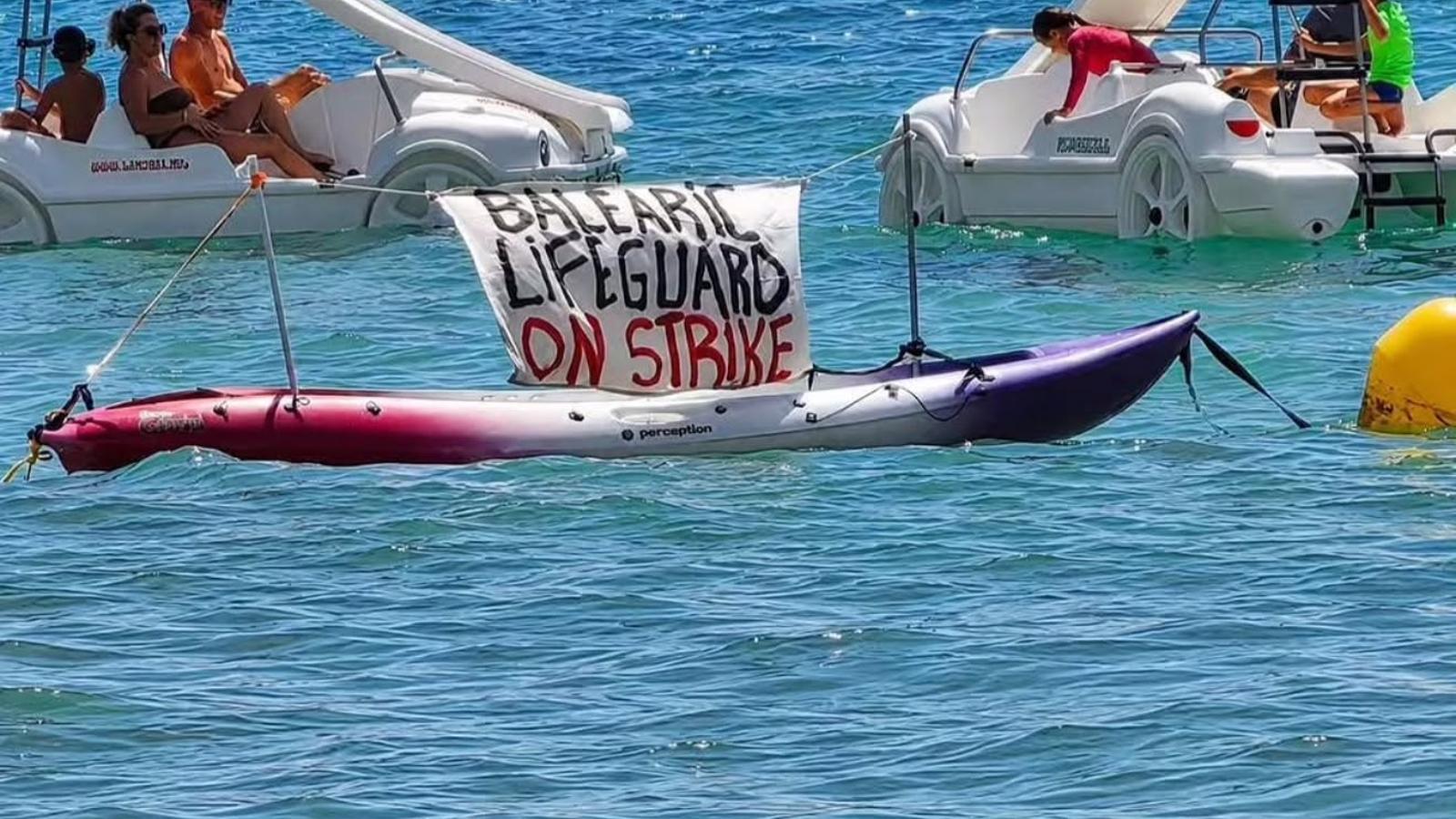 Una de les pancartes a la protesta dels socorristes