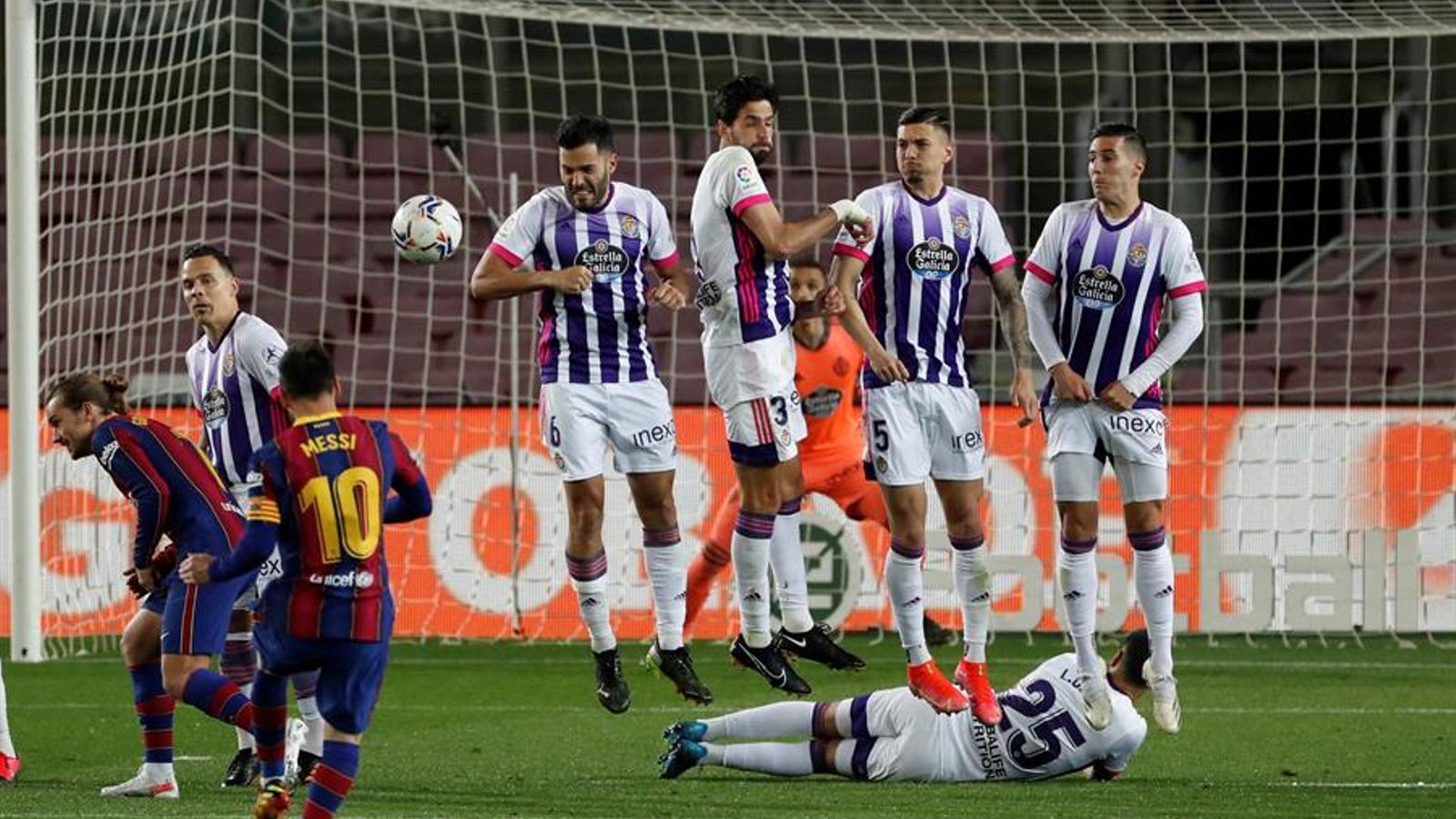 Messi, chutando una falta contra el Valladolid