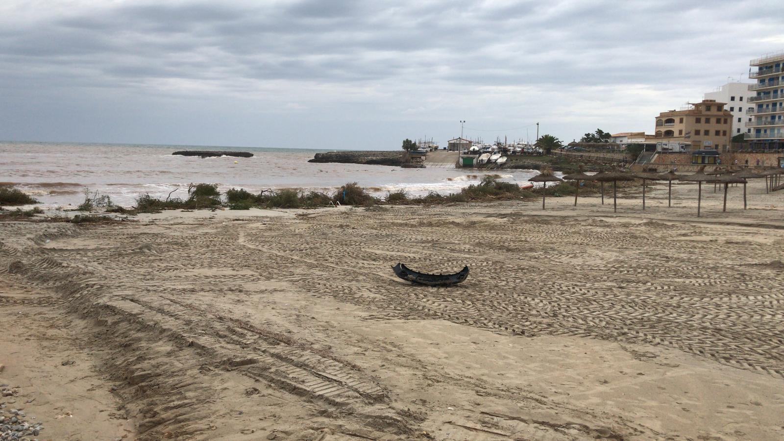 Resta d'un cotxe a la platja de S'Illot.