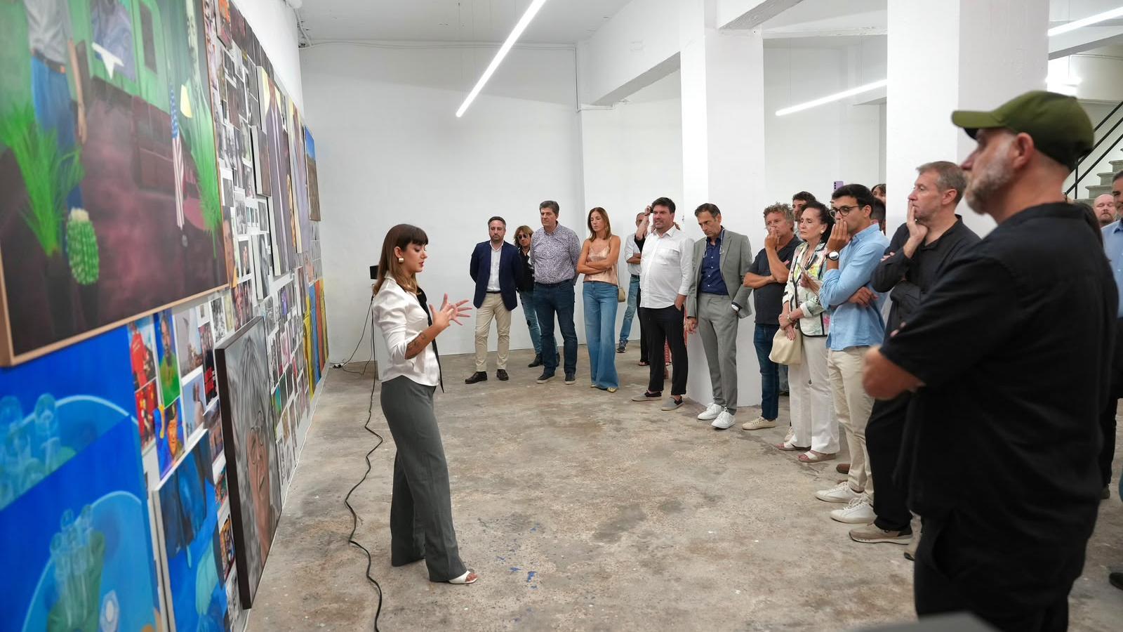 Galeristes a una de les exposicions.