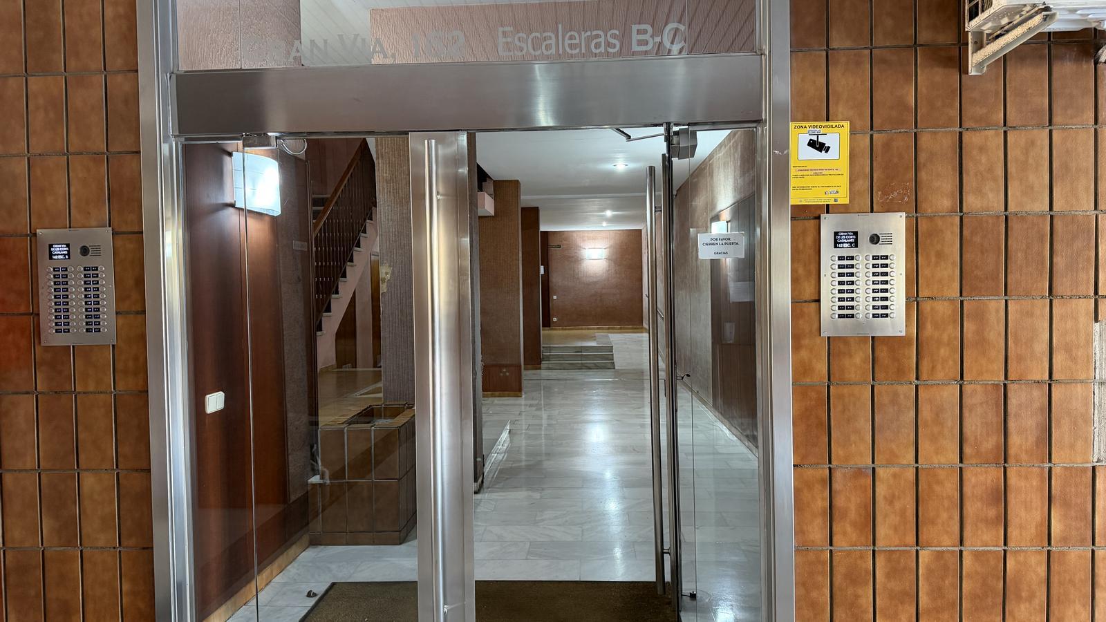 Entrada al edificio donde han tenido lugar los hechos