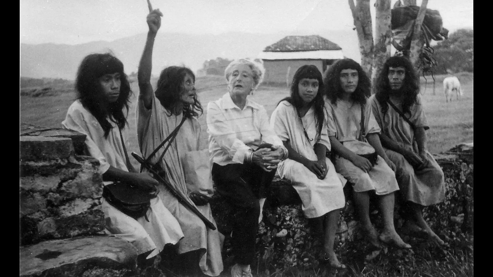 Gertrude Blom, al mig, envoltada d’indis lacandons, amb qui va conviure.