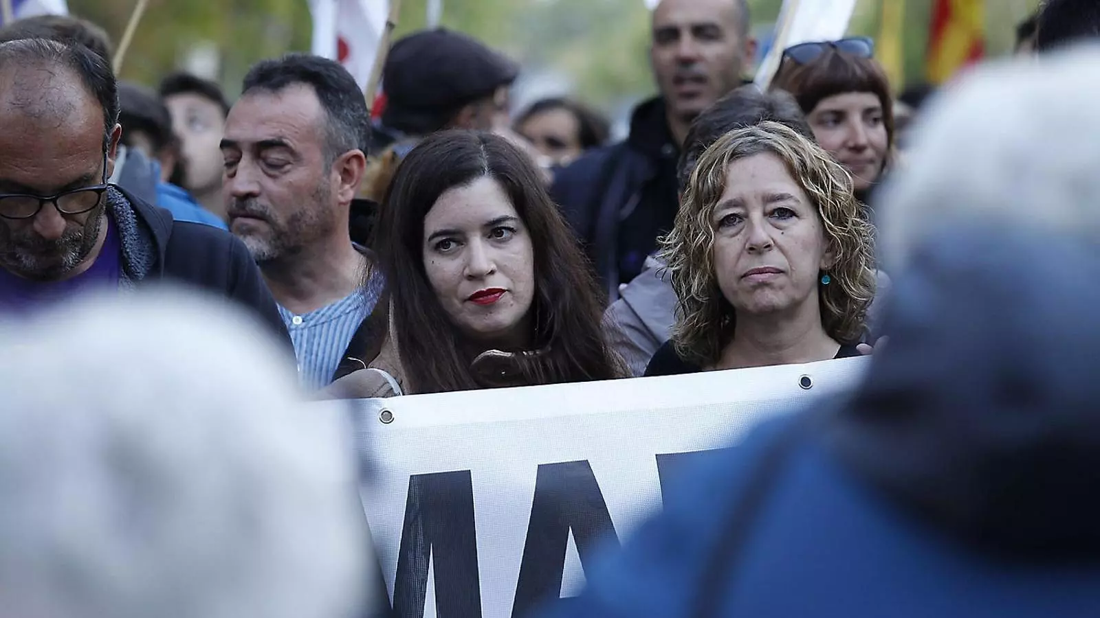 Tamara Carrasco i la mare d’Adri Carrasco, Núria Tarrés, ahir durant la manifestació a Viladecans.