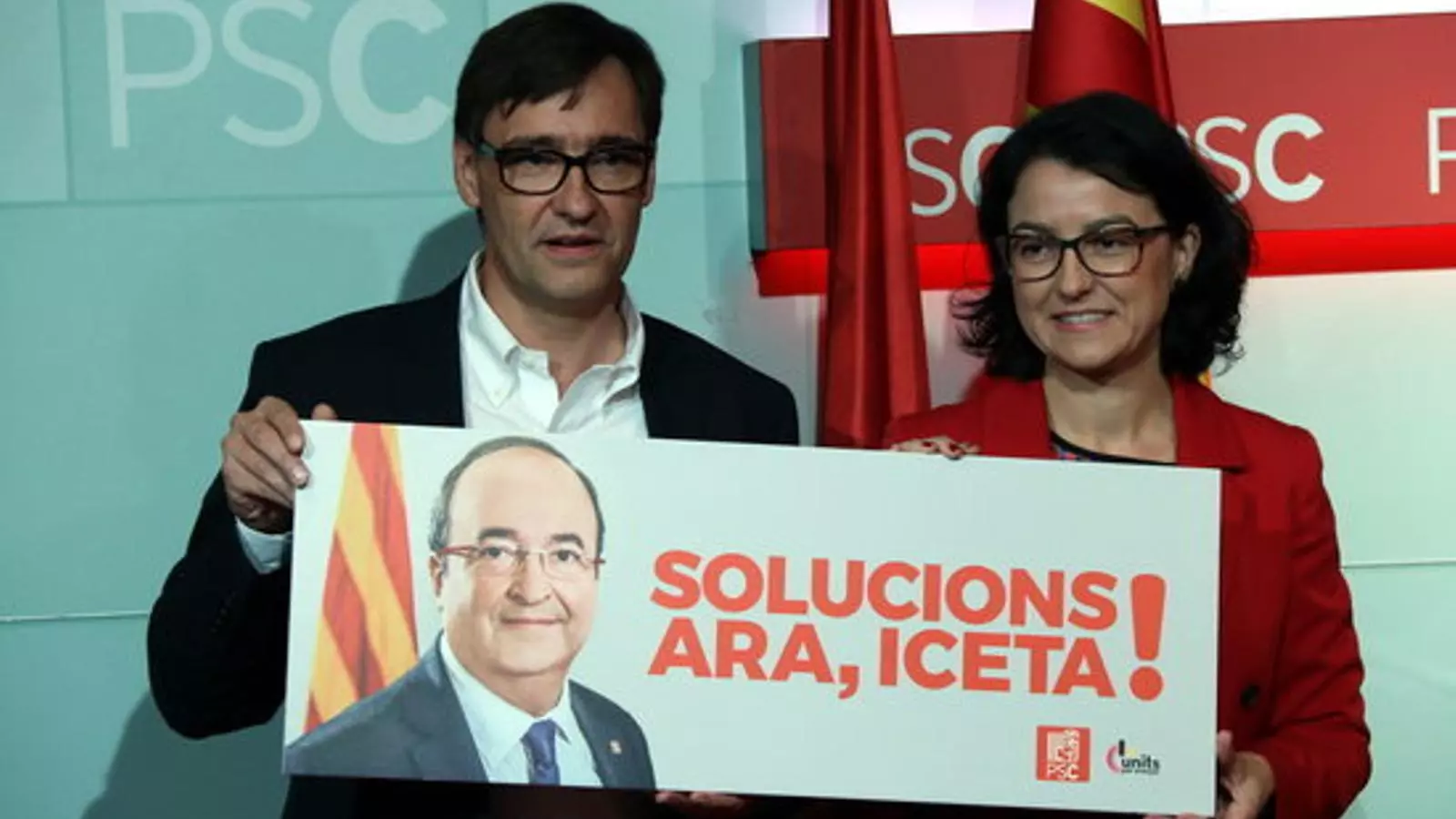 Eva Granados i Salvador Illa amb el cartell de l'eslògan del PSC per al 21-D