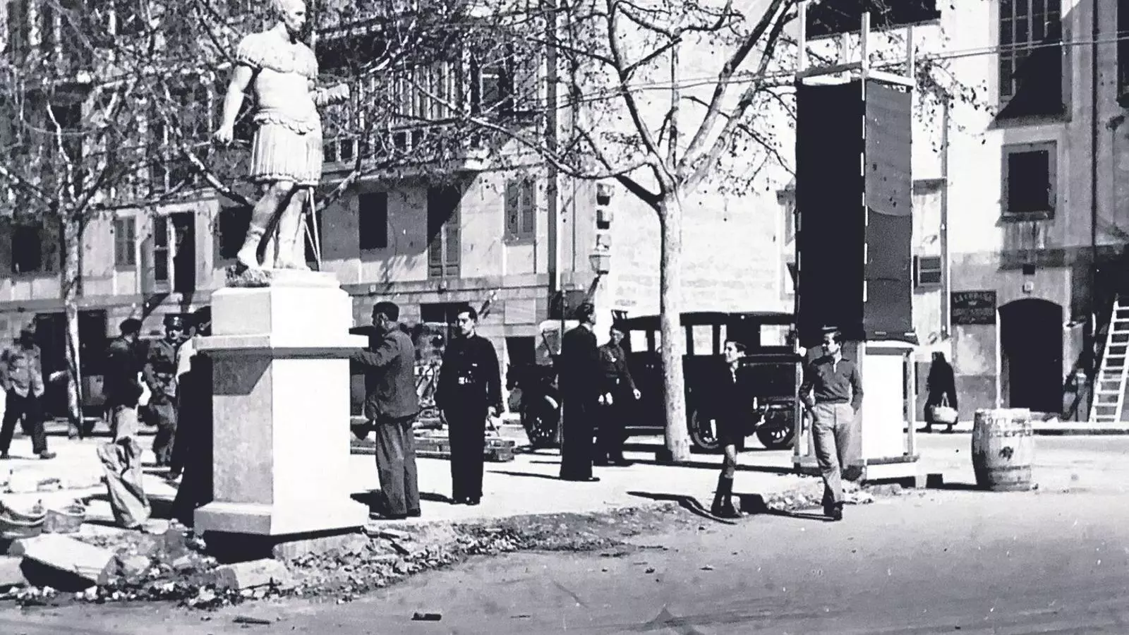 Estàtues a la Rambla el 1942, quan les originals foren canviades per unes còpies