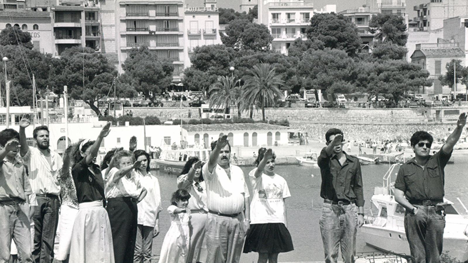 Grupo de falangistas haciendo el saludo fascista ante el monumento de la punta de Els Pelats a finales de los 80.