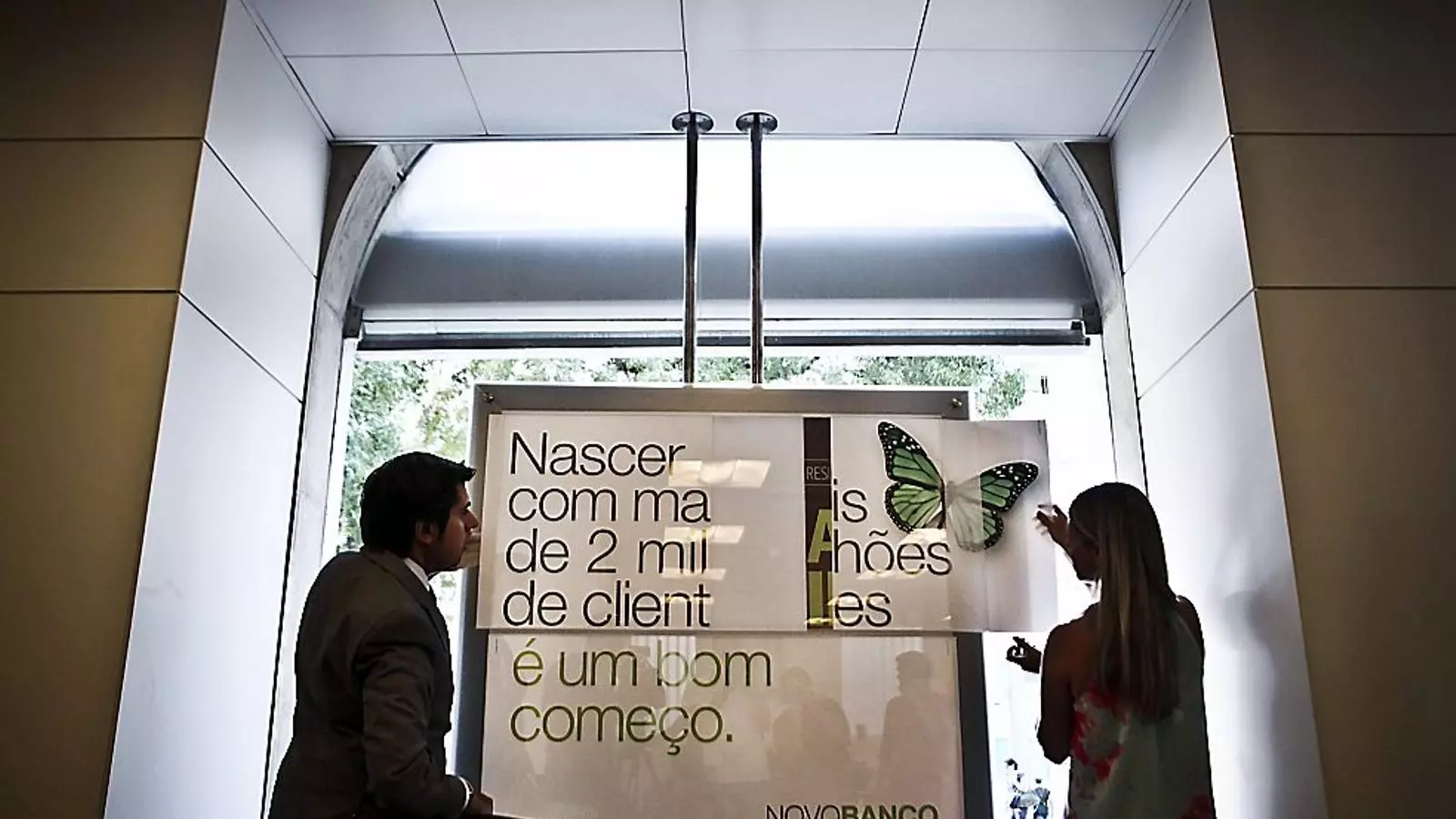 NOVO BANCO, LA NOVA MARCA COMERCIAL L’Espírito Santo ha quedat dividit en dos nous bancs de cara a la seva venda a entitats estrangeres: d’una banda, Novo Banco, que és la nova marca comercial del que va ser el primer banc portuguès, i, de l’altra, el banc dolent creat per traspassar-hi els actius tòxics de l’entitat.
