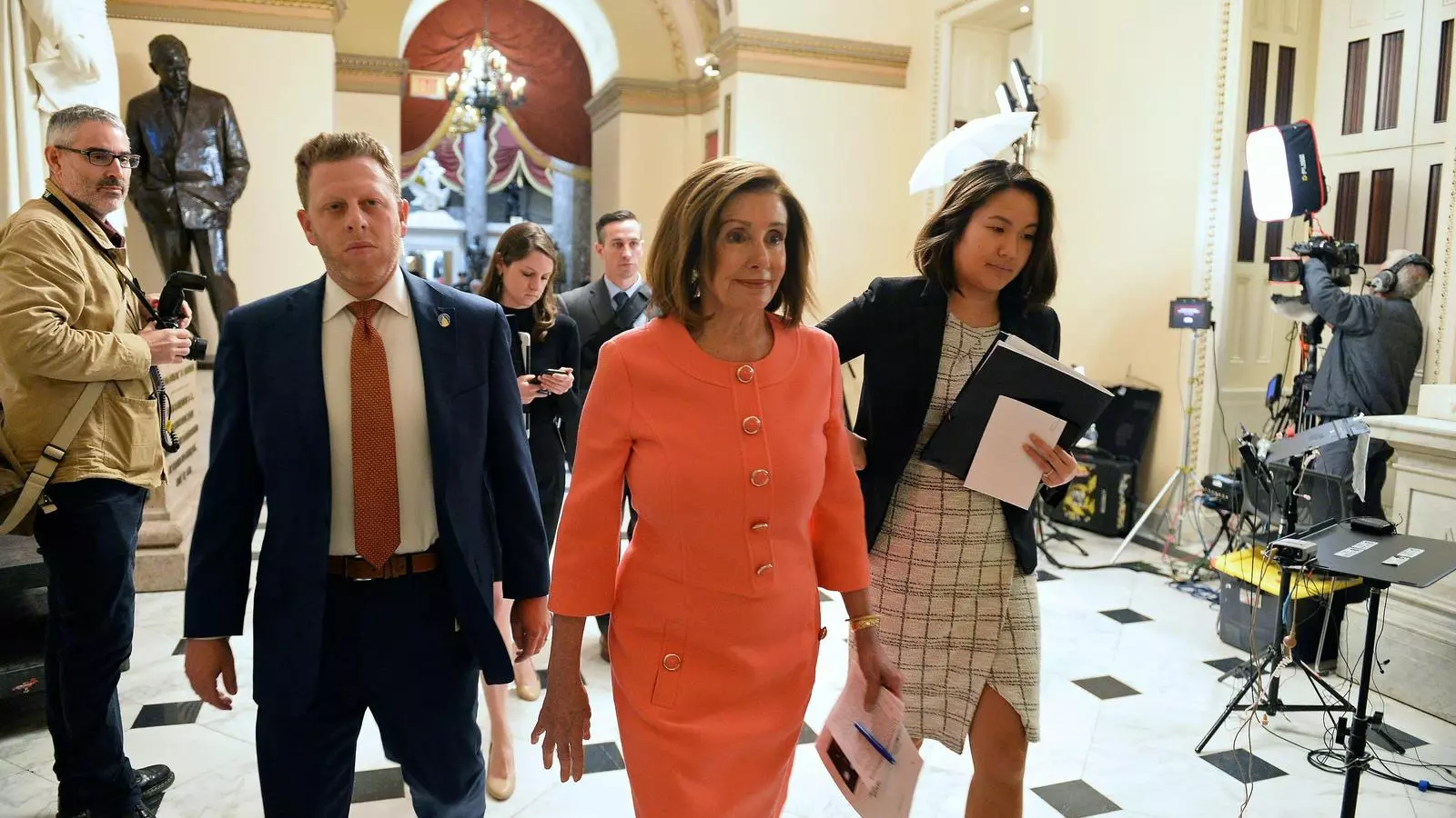 La líder demòcrata Nancy Pelosi, just abans de traspassar l'impeachment al Senat.