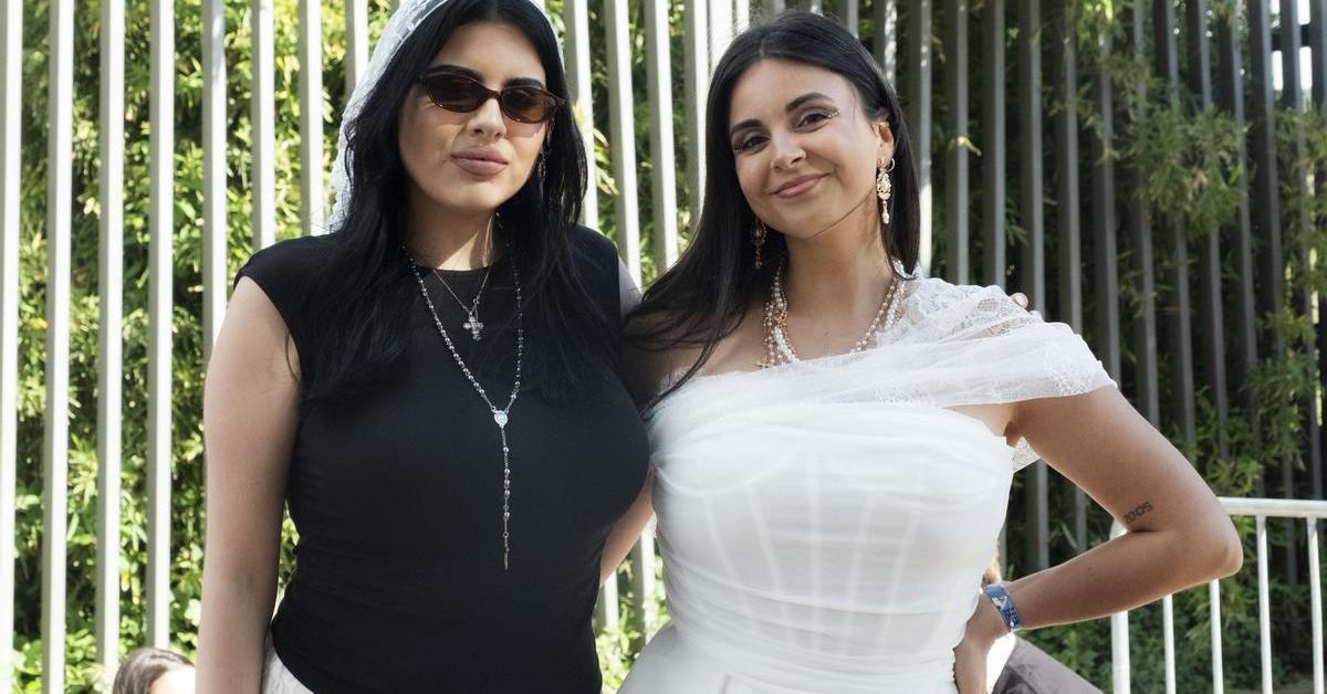 Perles, rosaris i vestits de comunió: així són els devots de Rosalía

Els fans de la cantant compleixen amb l'estètica de la Lux Era i defensen el gir musical i espiritual de la cantant