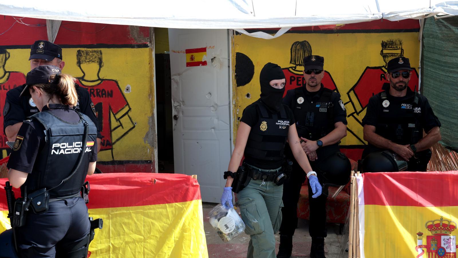 Agents de la Policia Nacional durant la darrera operació.
