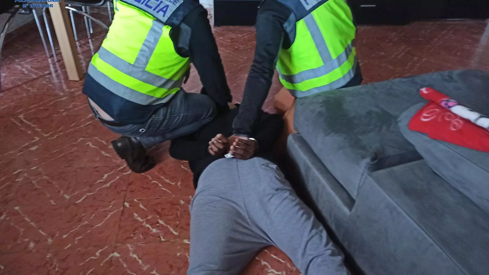 Agents de la Policia Nacional en el moment de la detenció d'un dels implicats en la trama.