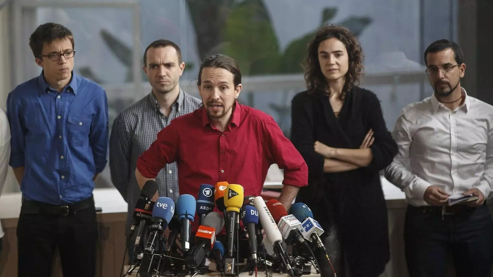 El secretari general de Podem, Pablo Iglesias, acompanyat de la direcció del partit, va valorar el canvi a Grècia.